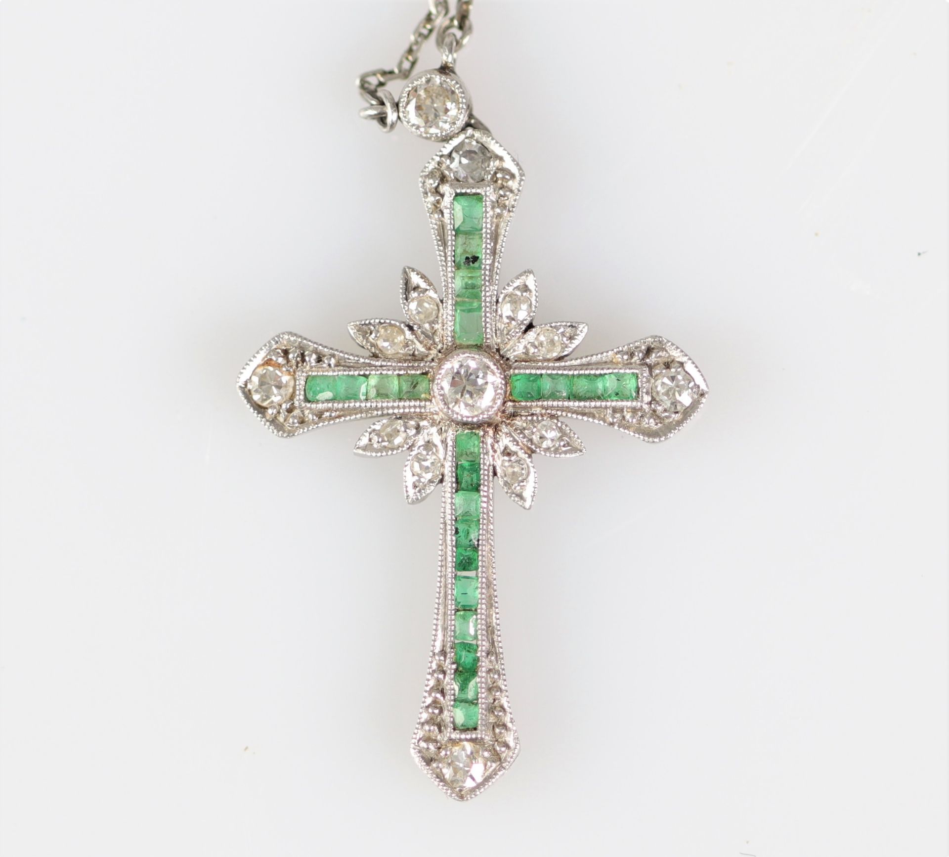 Cross in platinum and diamonds (old cuts) and emeralds (5.5gr) - Bild 2 aus 3