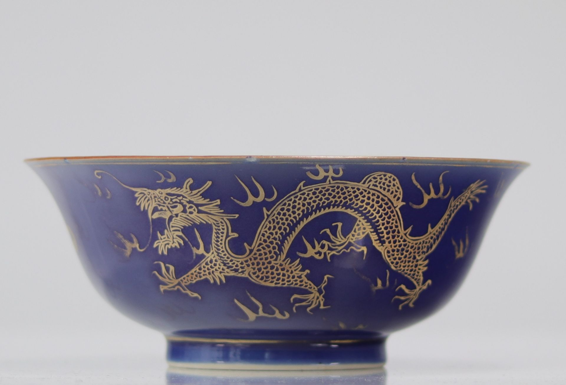 Large blue and gold powdered porcelain bowl decorated with a 19th century dragon - Bild 2 aus 4