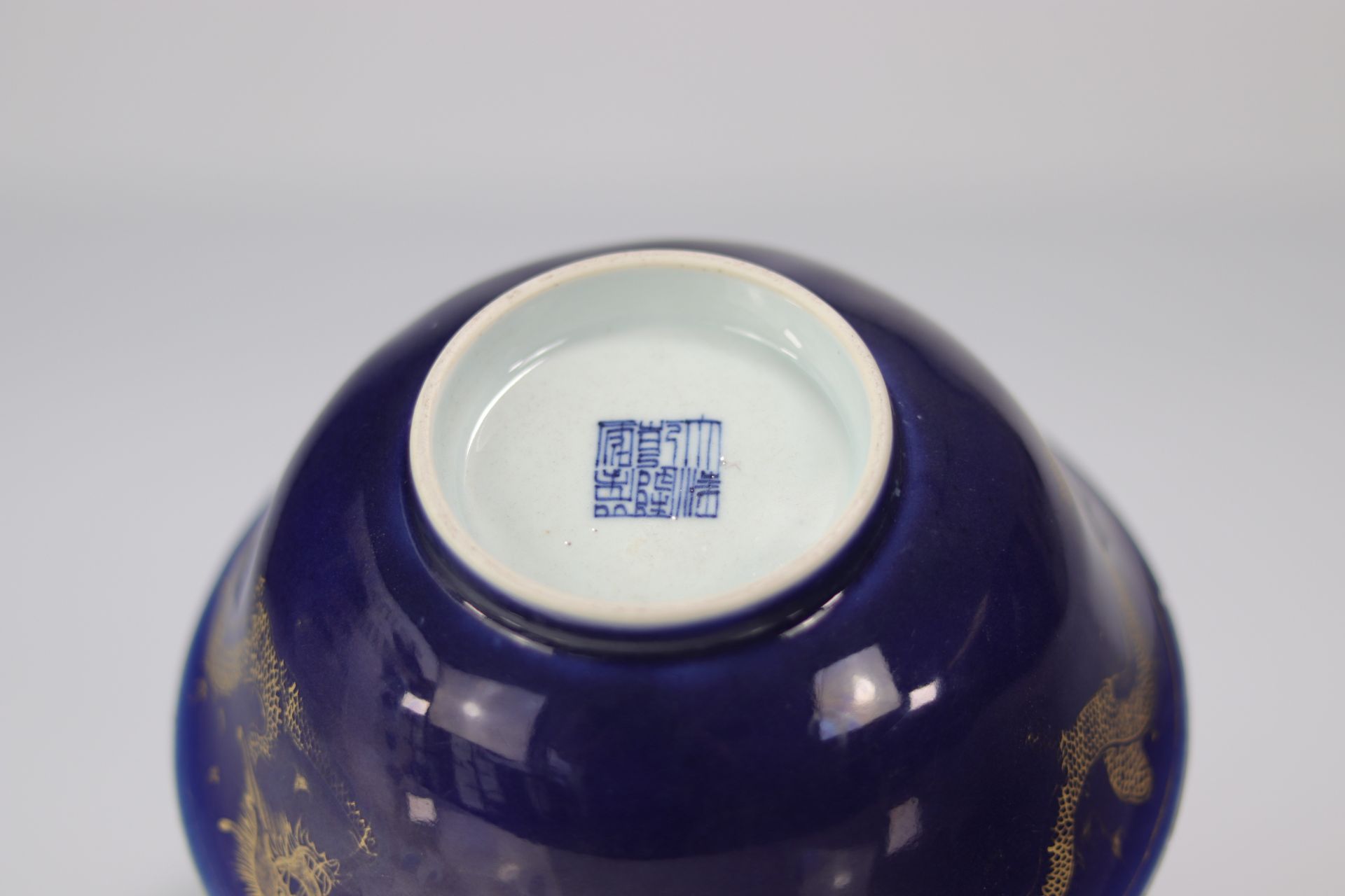 Large blue and gold powdered porcelain bowl with 18th century dragon decoration - Image 5 of 5