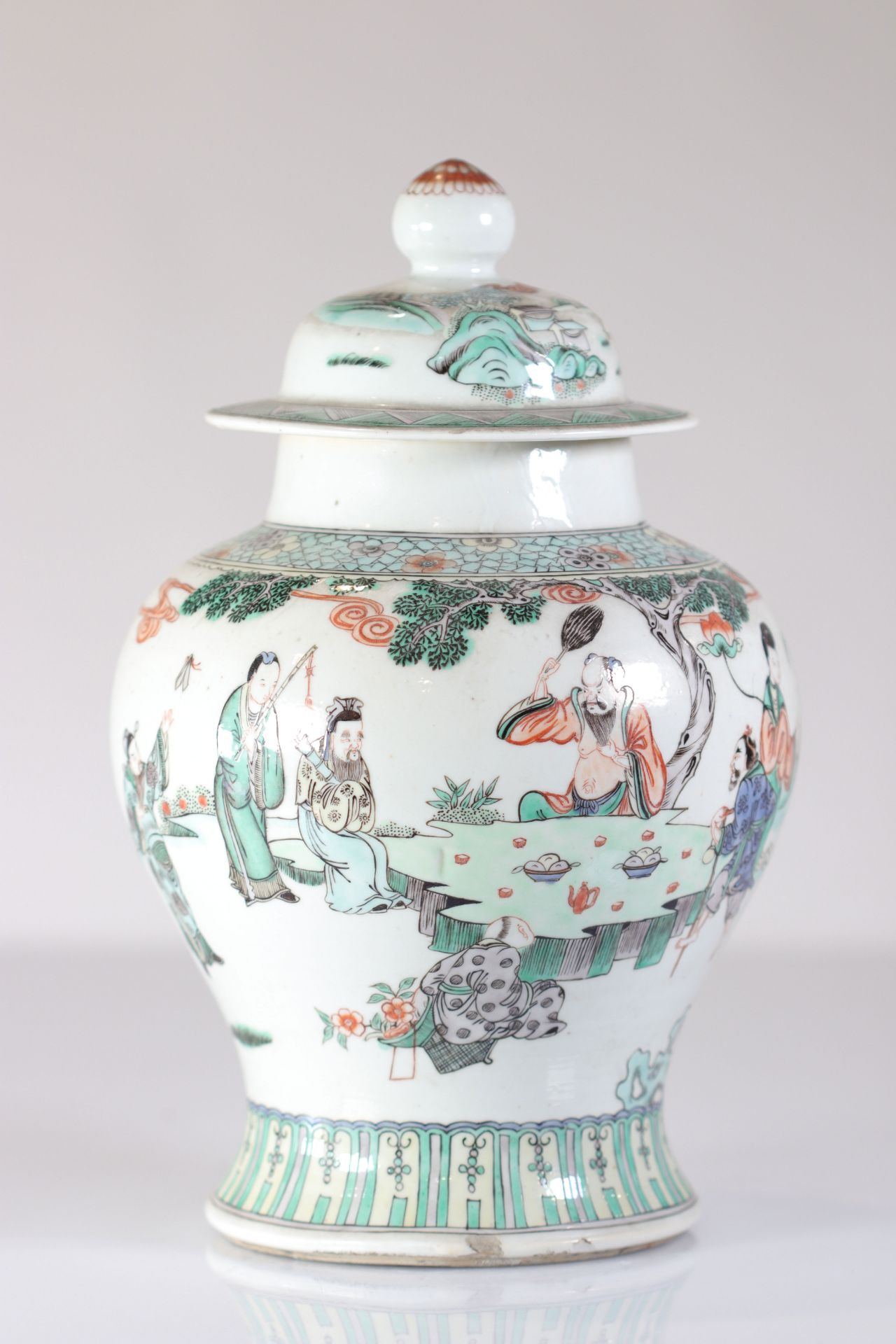 Pair of Qing dynasty famille verte covered vases decorated with figures - Image 7 of 11