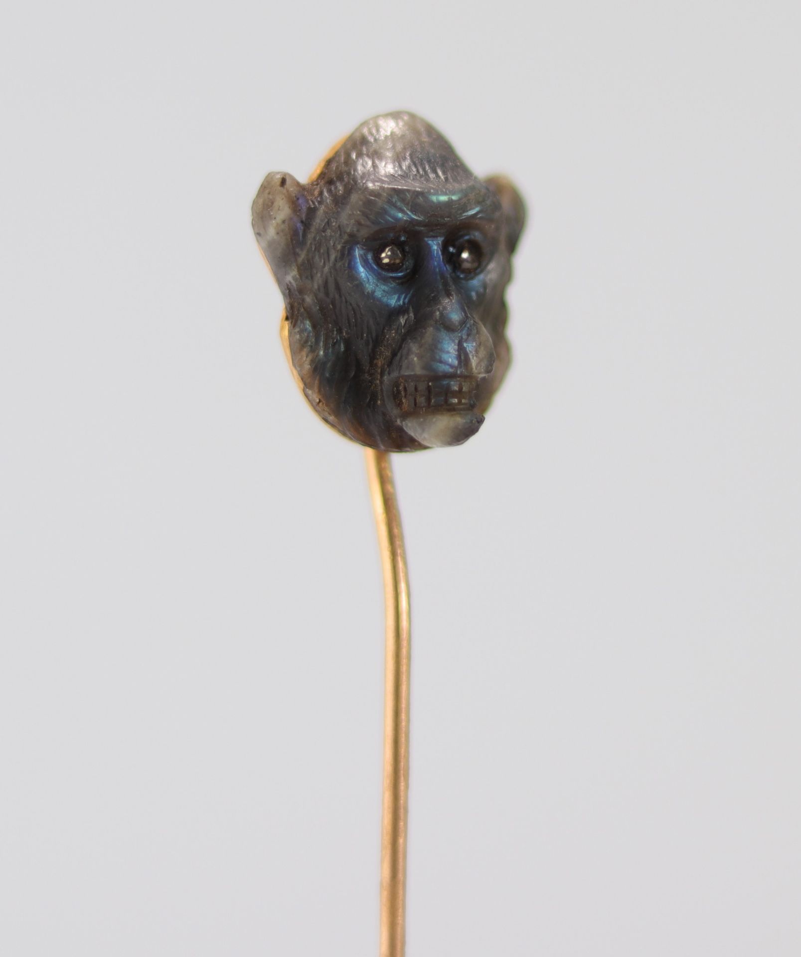 Gold Faberge pin surmounted by a monkey's head - Bild 2 aus 6