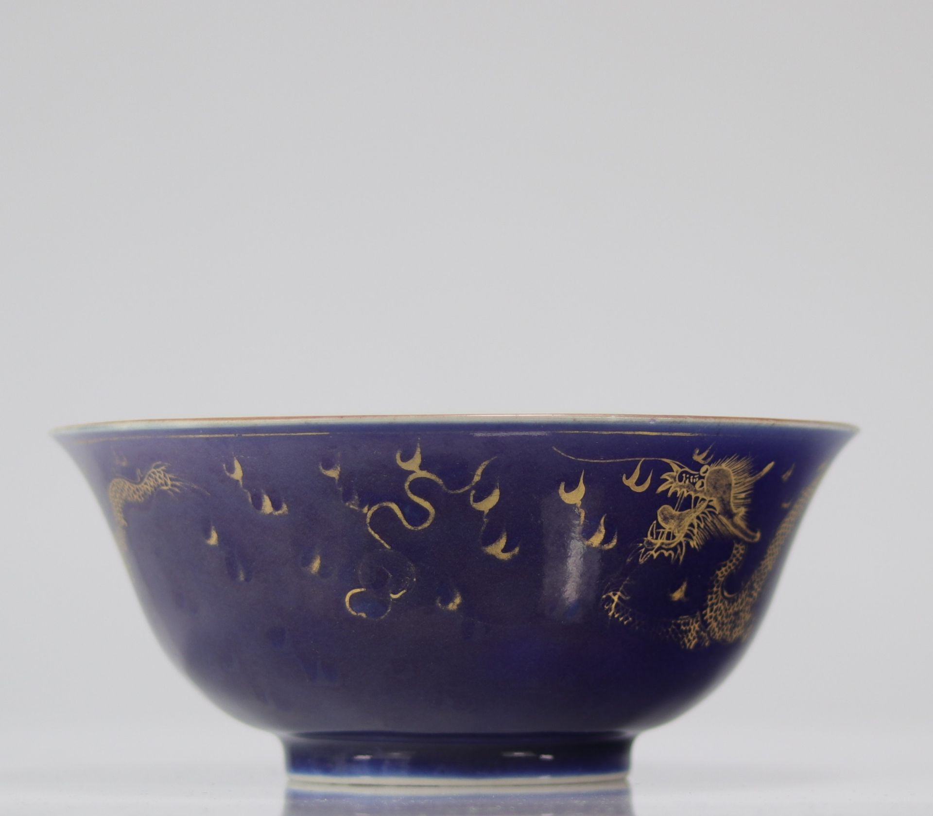 Large blue and gold powdered porcelain bowl with 18th century dragon decoration - Image 3 of 5