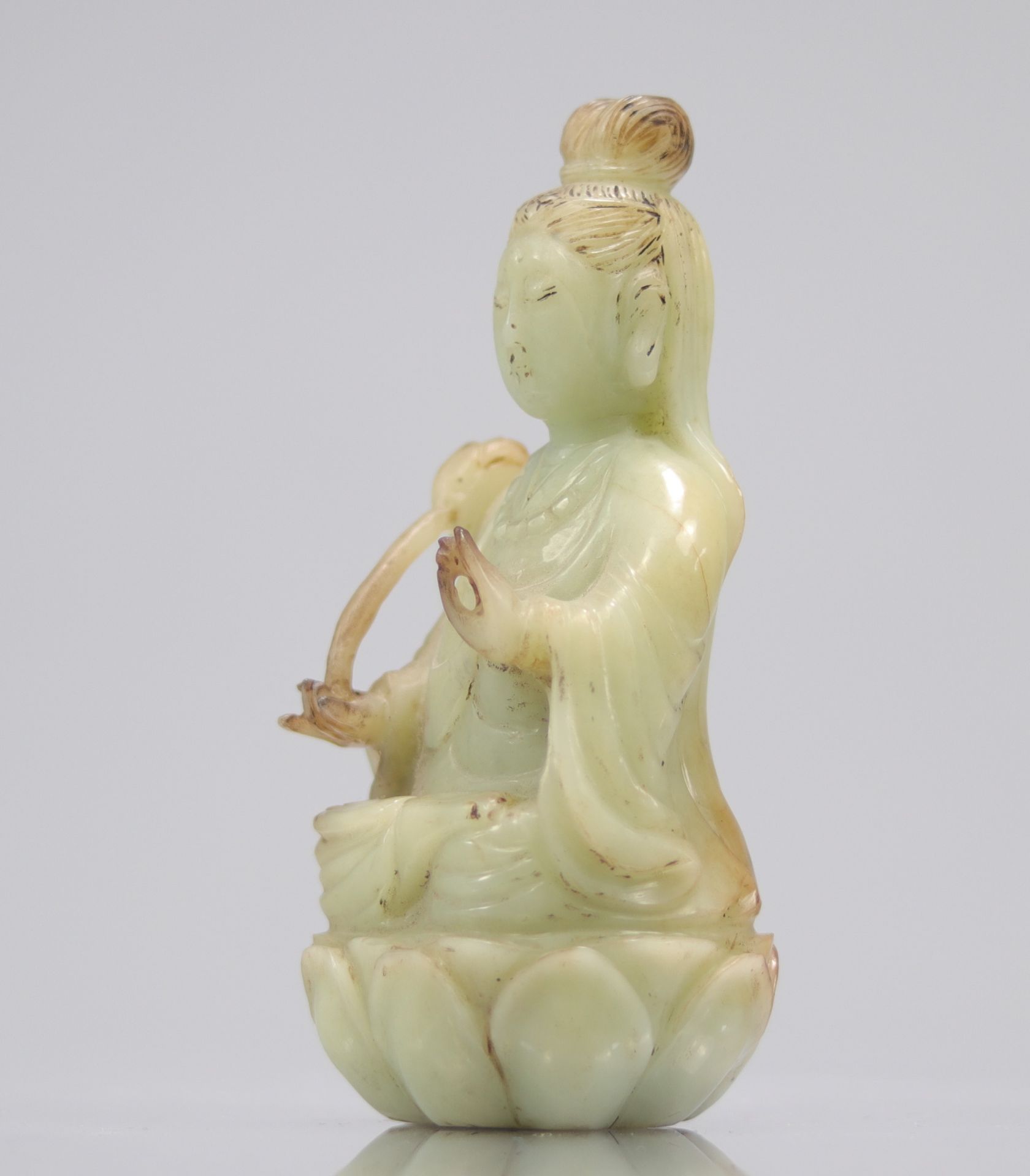 Guanyin in celadon green jade seated on a Qing period lotus flower - Bild 7 aus 7