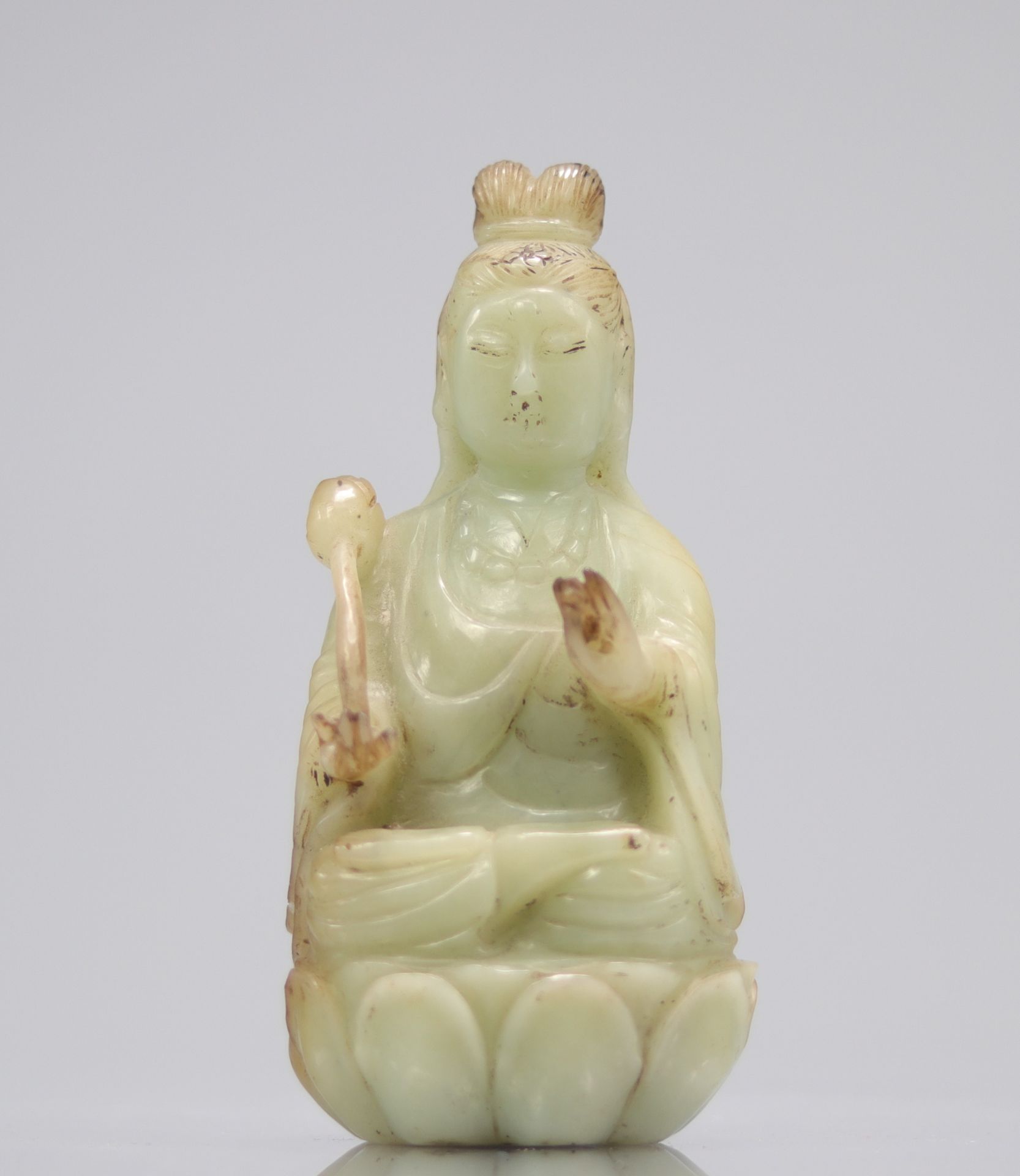 Guanyin in celadon green jade seated on a Qing period lotus flower - Bild 6 aus 7