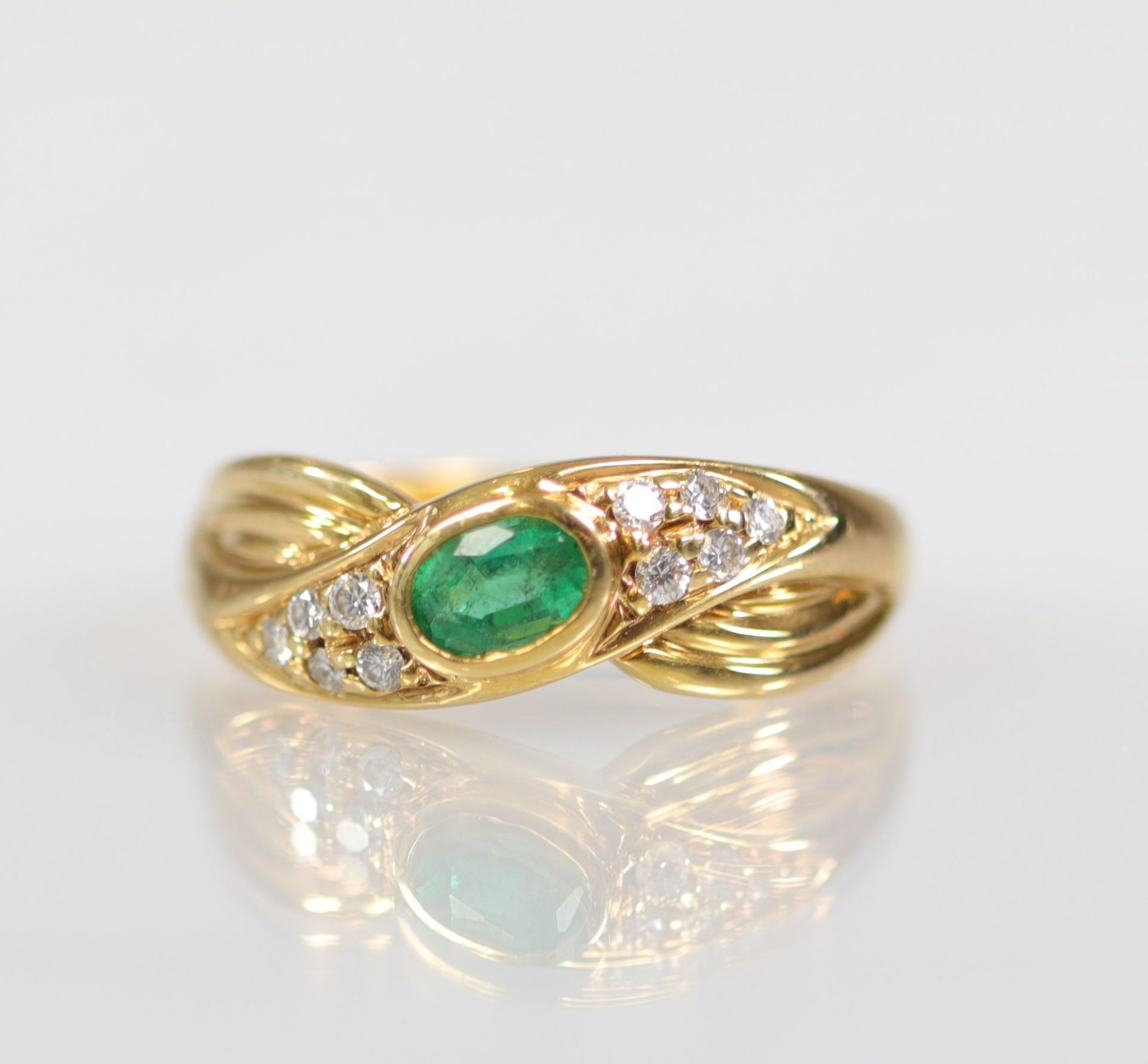 Gold ring (18k) brilliant cut diamonds (0.12 ct), fine emerald (0.37 ct) top quality