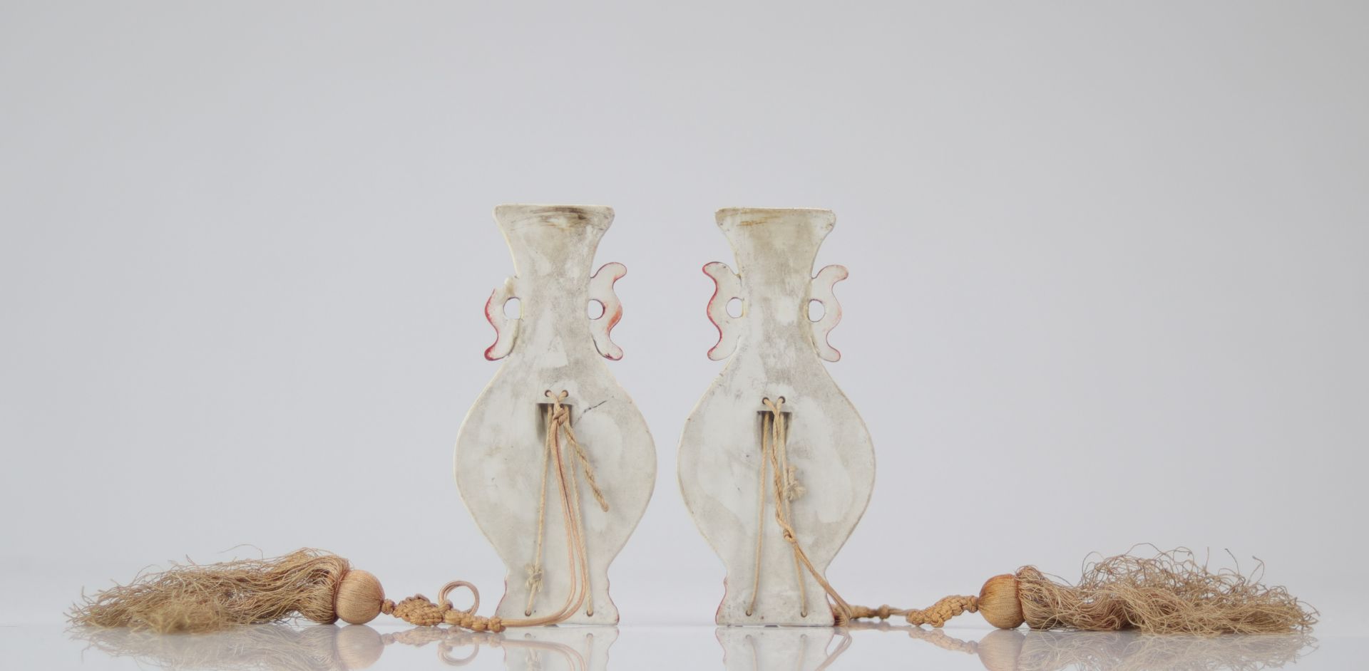Pair of Chinese porcelain wall vases on a yellow background - Image 3 of 3