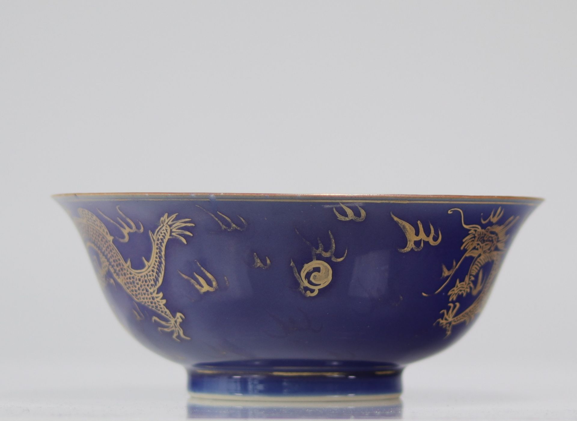 Large blue and gold powdered porcelain bowl decorated with a 19th century dragon - Bild 3 aus 4