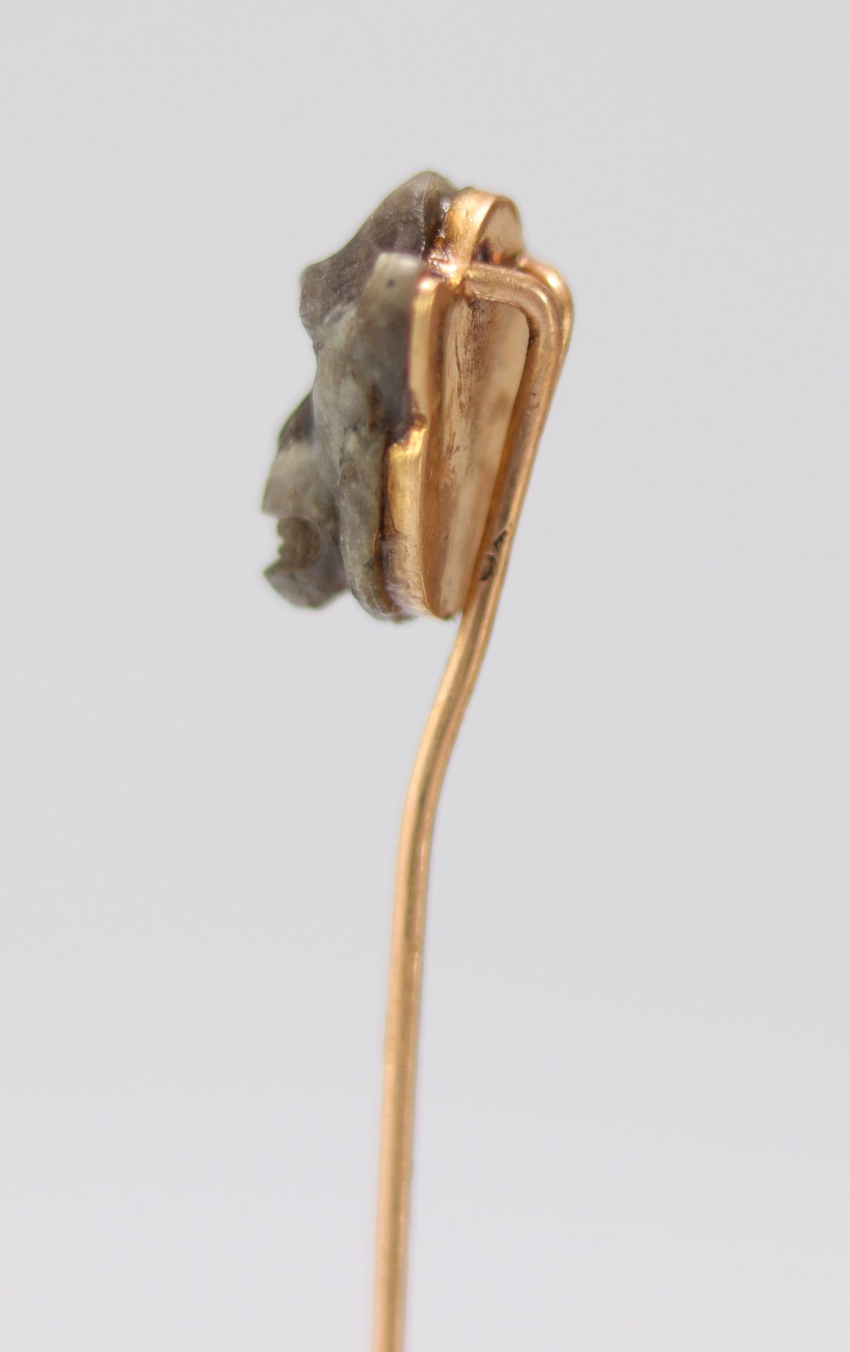 Gold Faberge pin surmounted by a monkey's head - Bild 4 aus 6