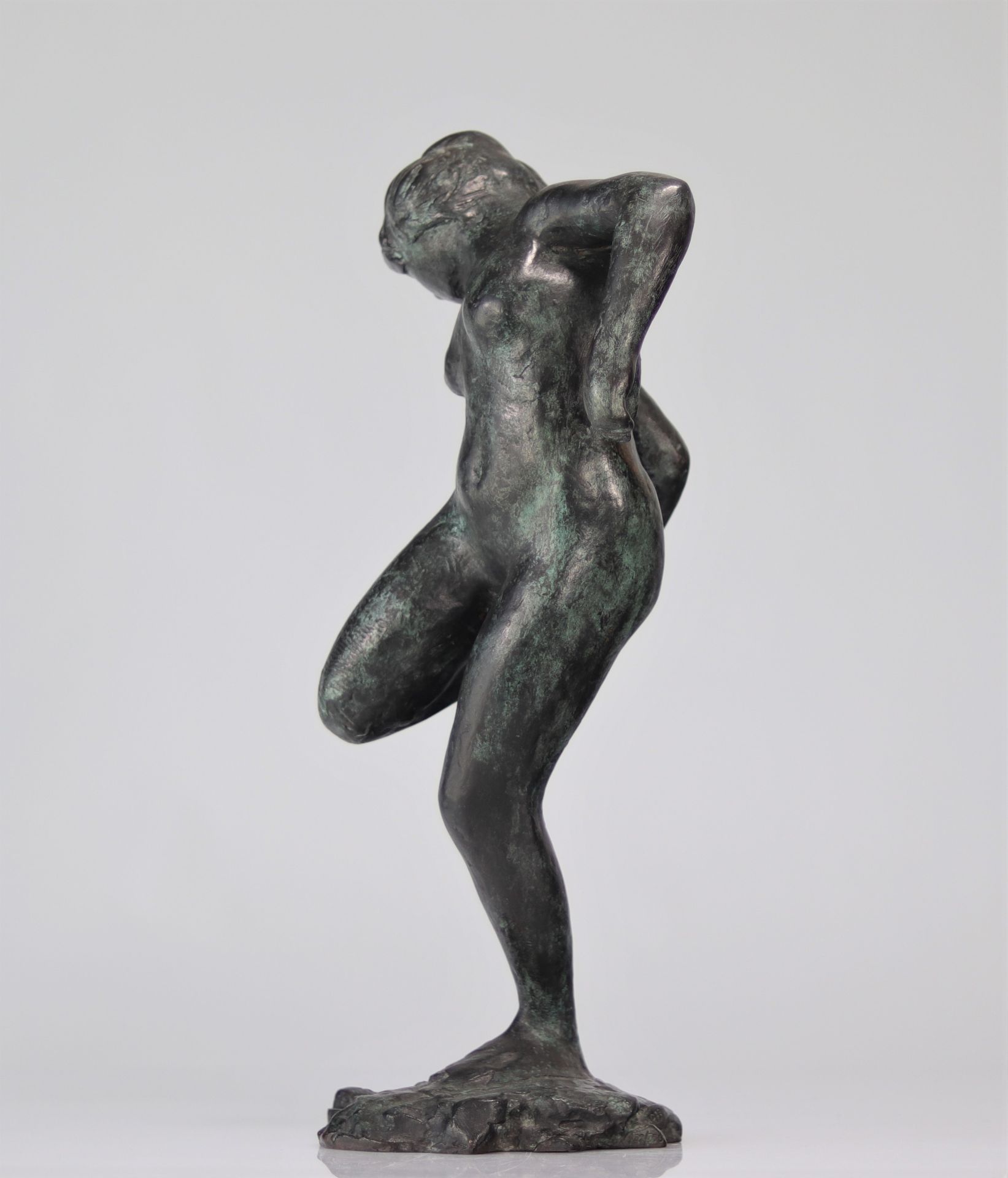 Edgar Degas. â€œDancer looking at the sole of her right footâ€. Bronze with nuanced green patina. S - Bild 2 aus 6