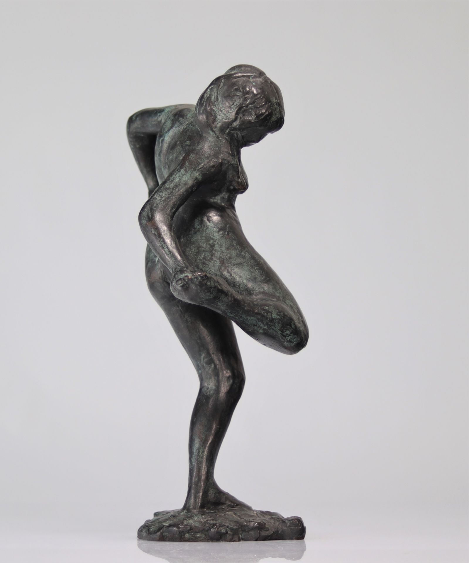 Edgar Degas. â€œDancer looking at the sole of her right footâ€. Bronze with nuanced green patina. S - Bild 3 aus 6