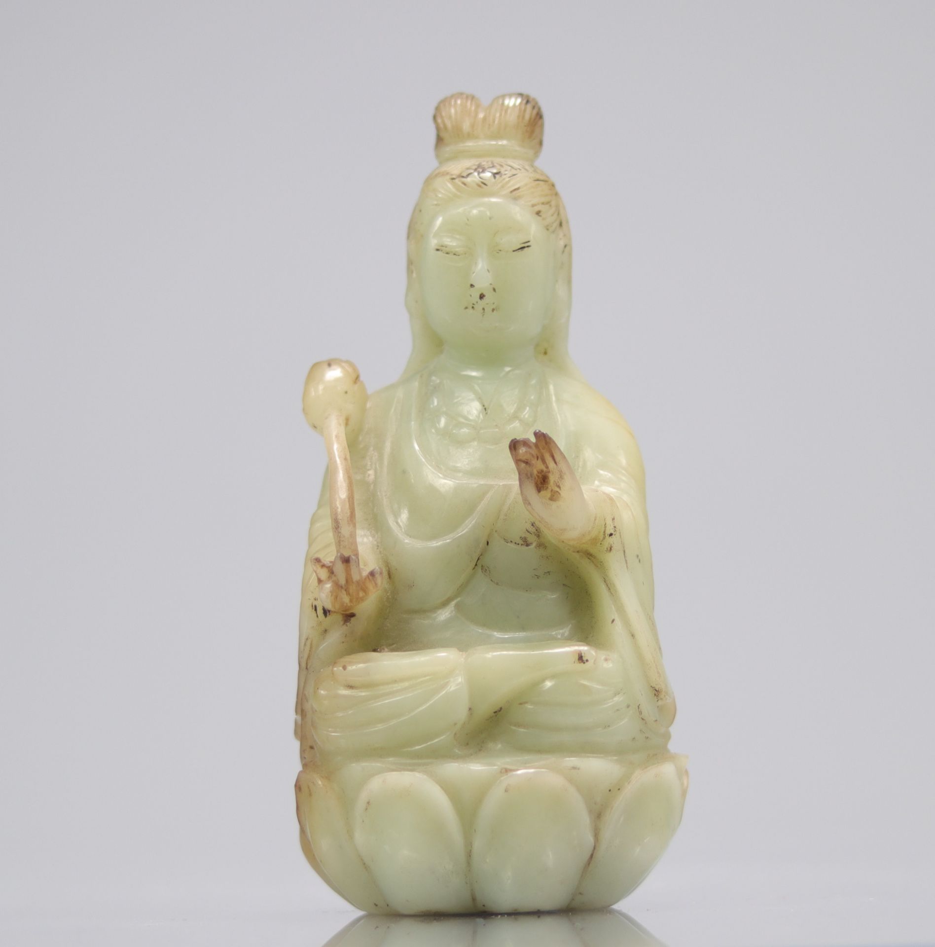 Guanyin in celadon green jade seated on a Qing period lotus flower - Bild 2 aus 7