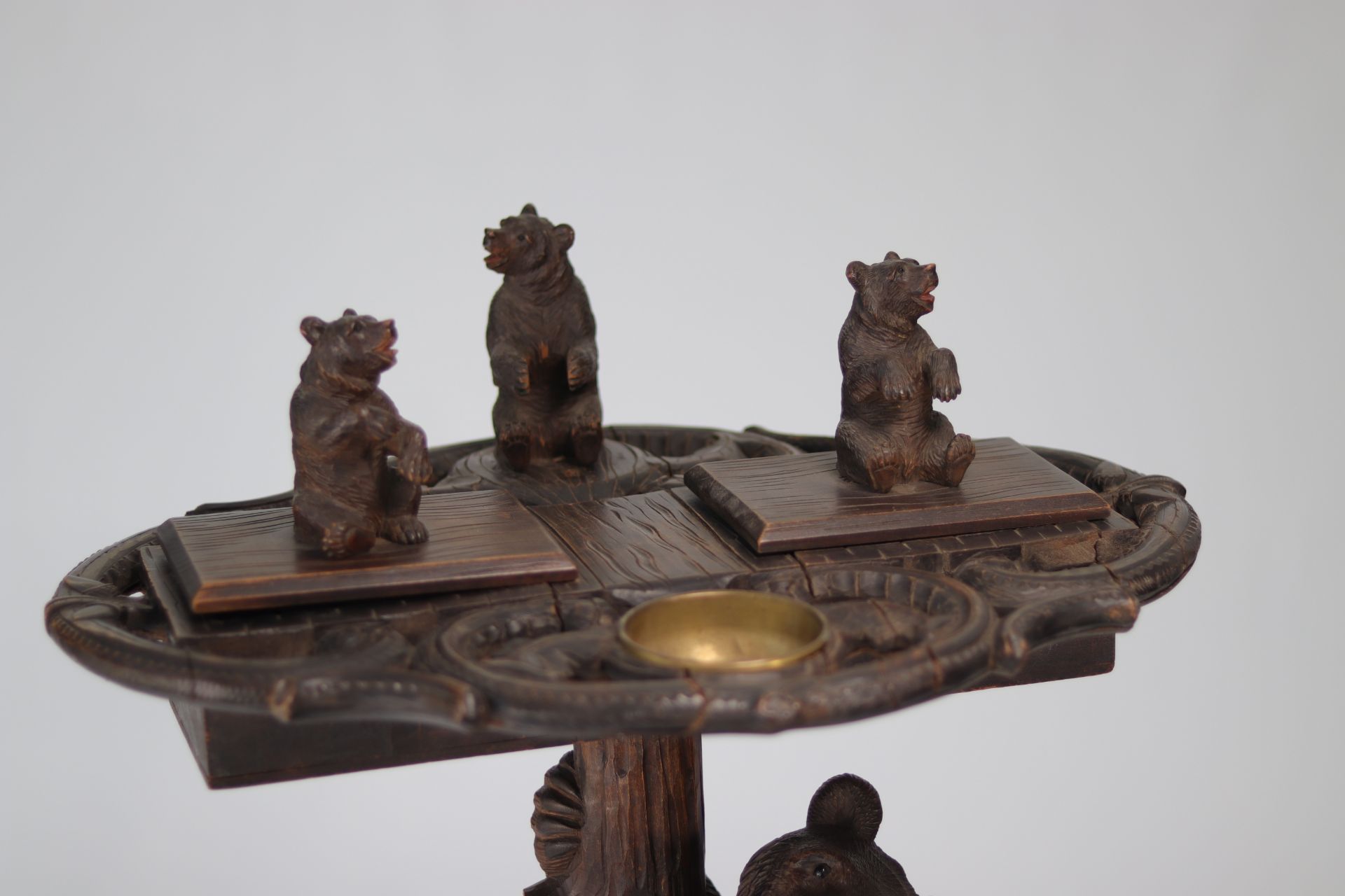 Smoking table in carved wood decorated with bears 19th - Bild 8 aus 8