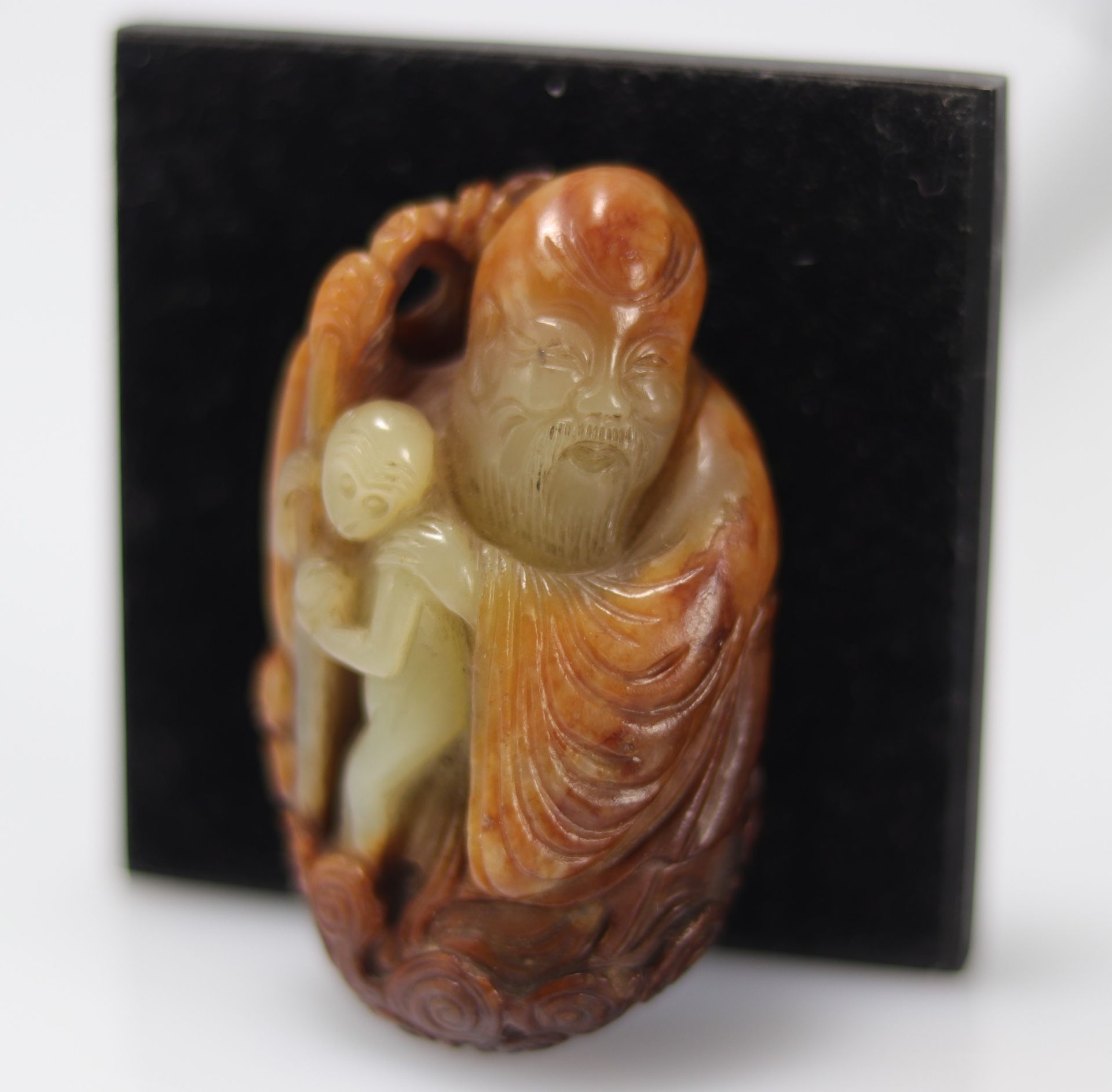 Qing period celadon and rust jade shouloa and monkey - Image 4 of 5