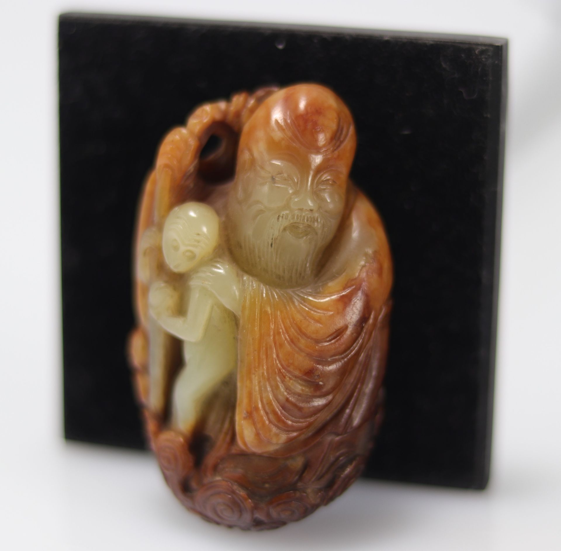 Qing period celadon and rust jade shouloa and monkey - Bild 4 aus 5