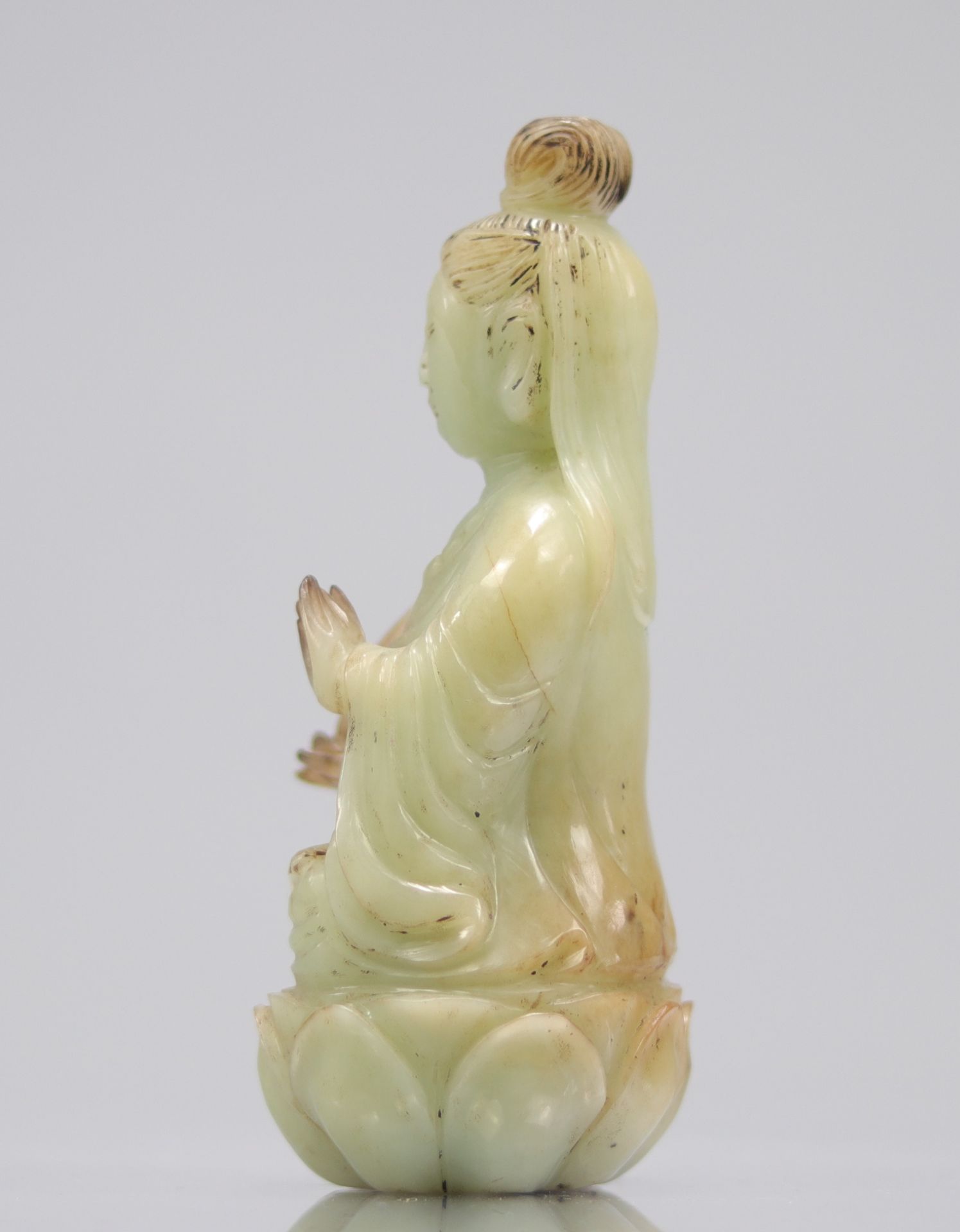 Guanyin in celadon green jade seated on a Qing period lotus flower - Bild 4 aus 7