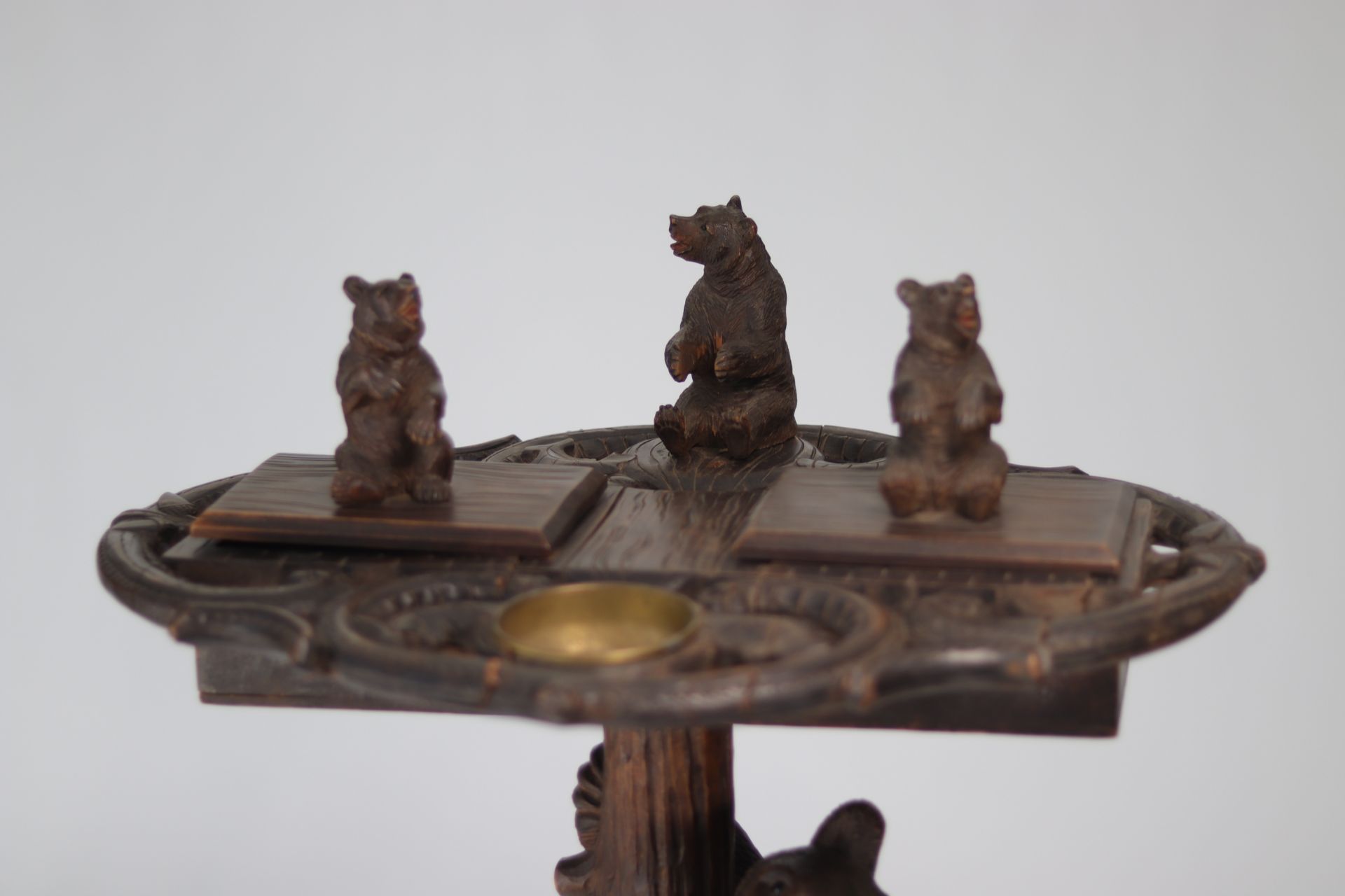 Smoking table in carved wood decorated with bears 19th - Bild 7 aus 8