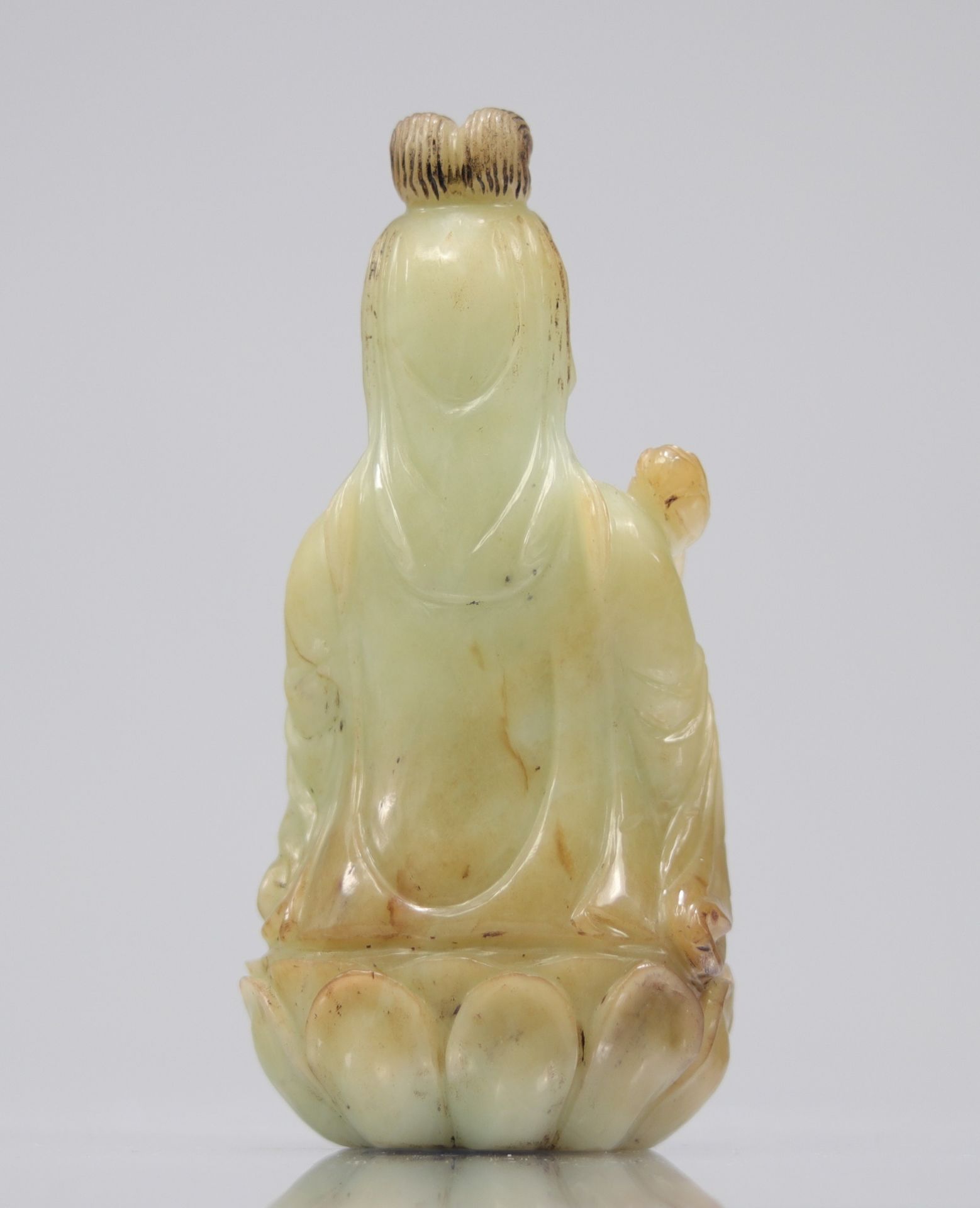 Guanyin in celadon green jade seated on a Qing period lotus flower - Bild 3 aus 7