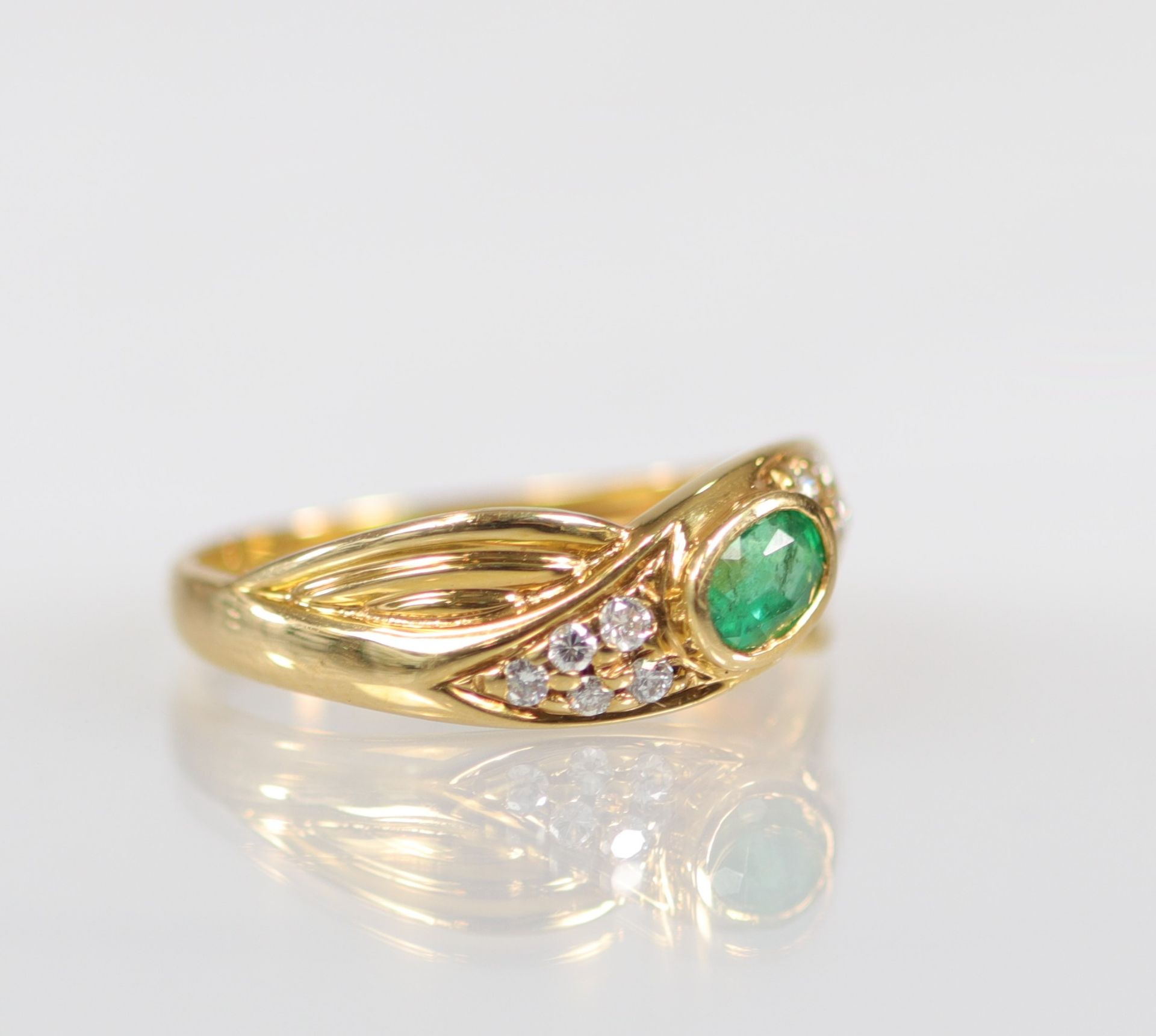 Gold ring (18k) brilliant cut diamonds (0.12 ct), fine emerald (0.37 ct) top quality - Bild 3 aus 4