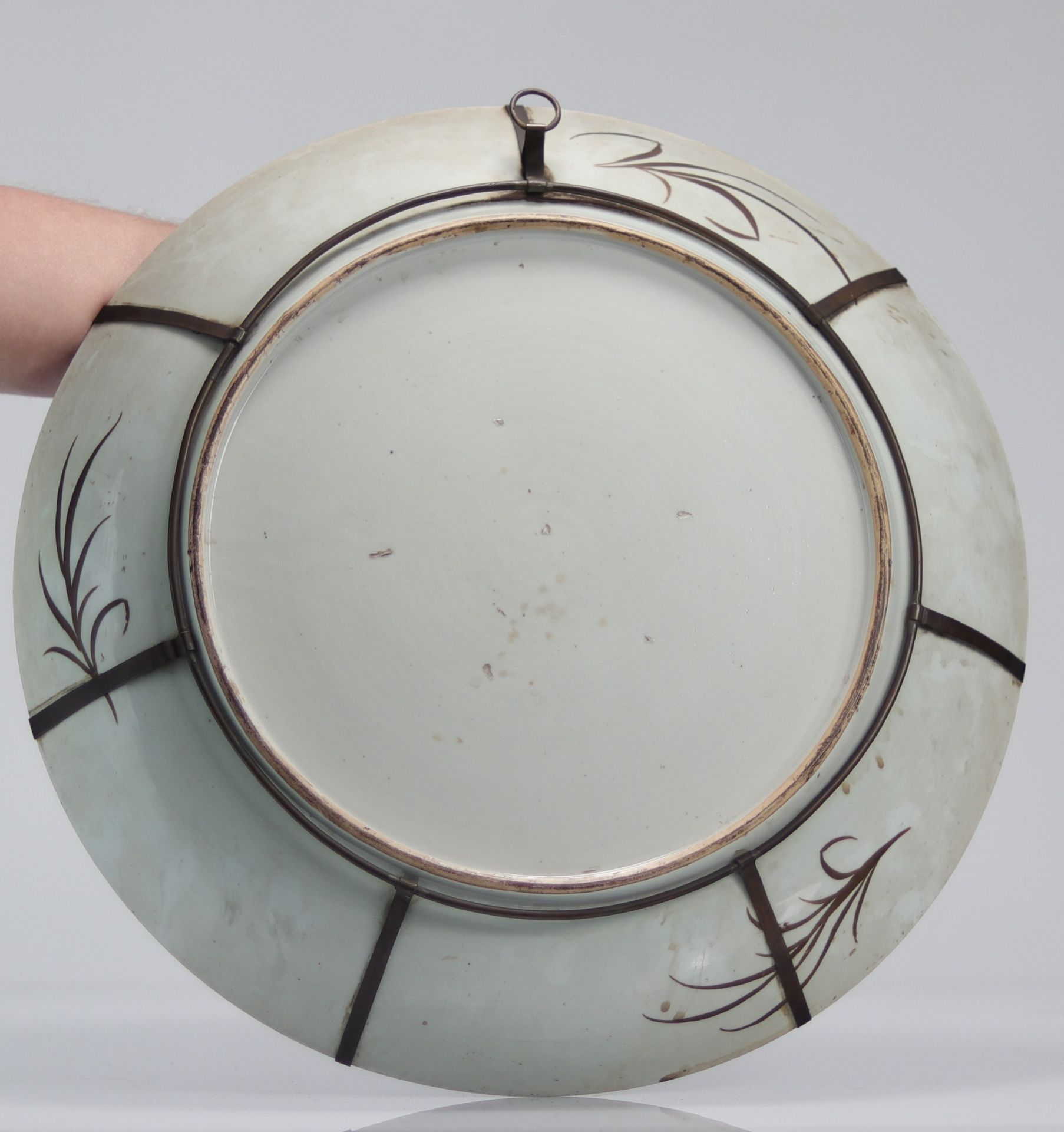 Large white blue dish with gold lacquer interior decorated with characters - Image 2 of 2