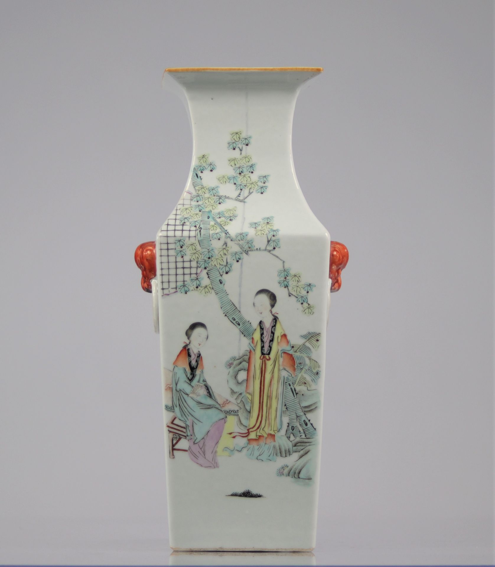 Famille rose vase decorated with a young woman - Bild 2 aus 4