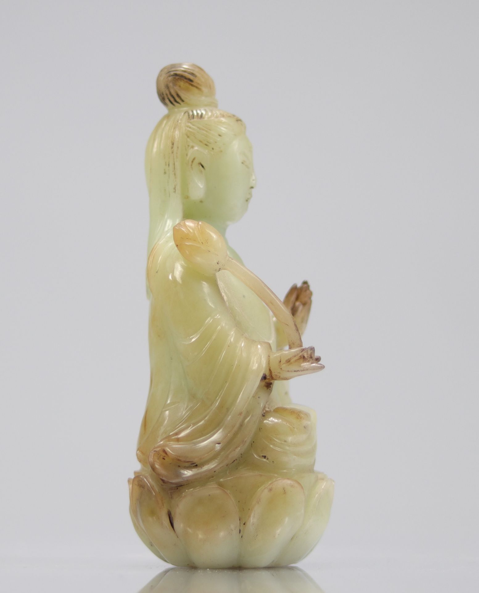 Guanyin in celadon green jade seated on a Qing period lotus flower - Bild 5 aus 7