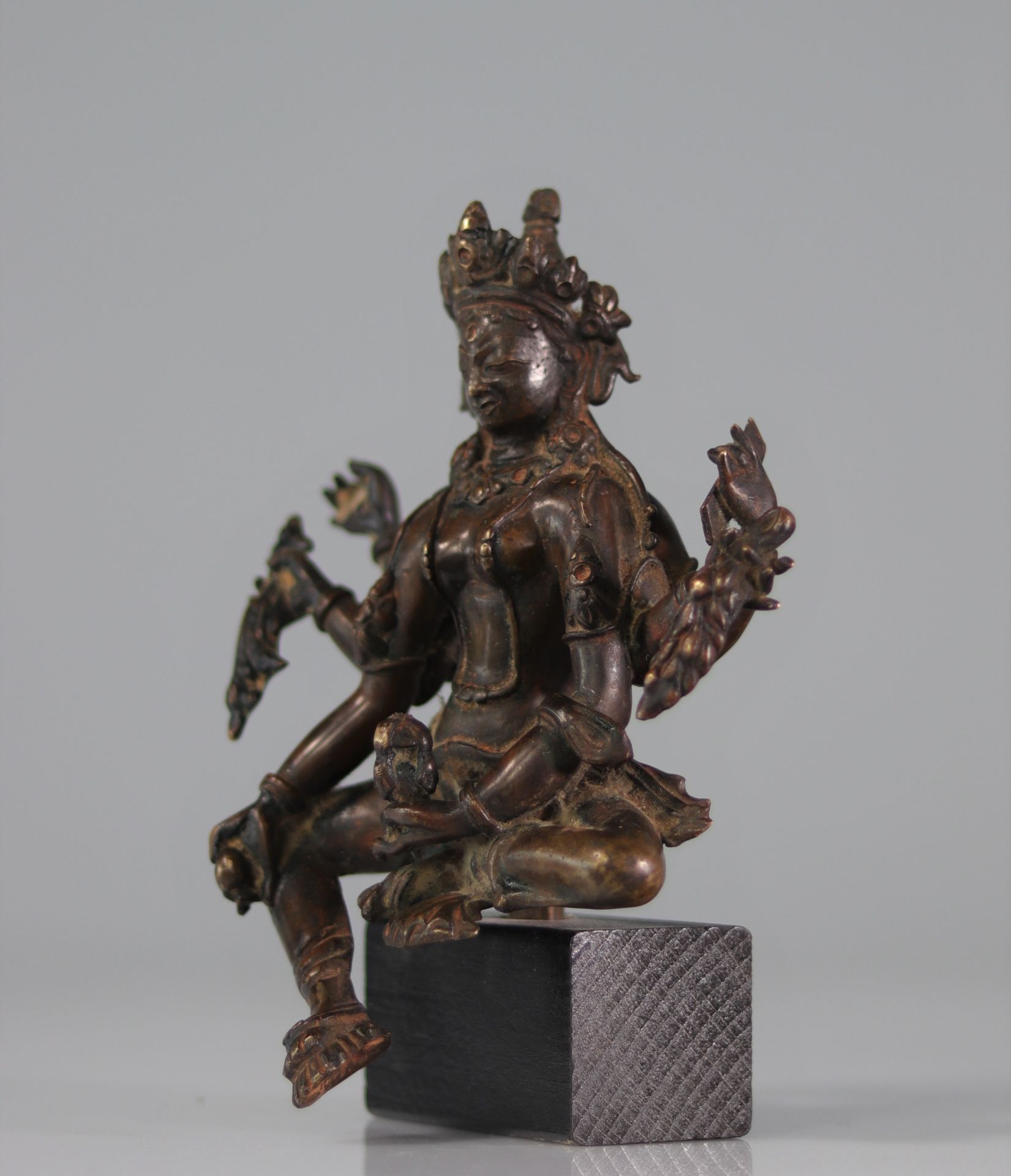 Sino-Tibetan bronze goddess sculpture. XVII/XVIIIth century - Bild 2 aus 3