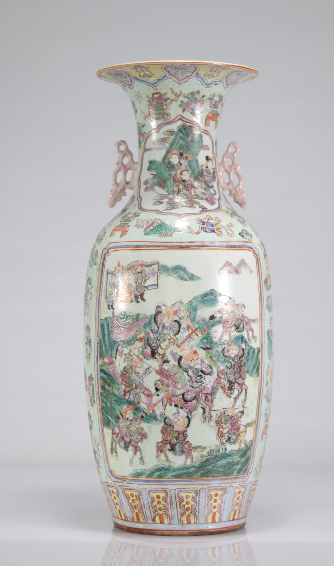 Vase of the Rose family decorated with warriors - Bild 2 aus 5