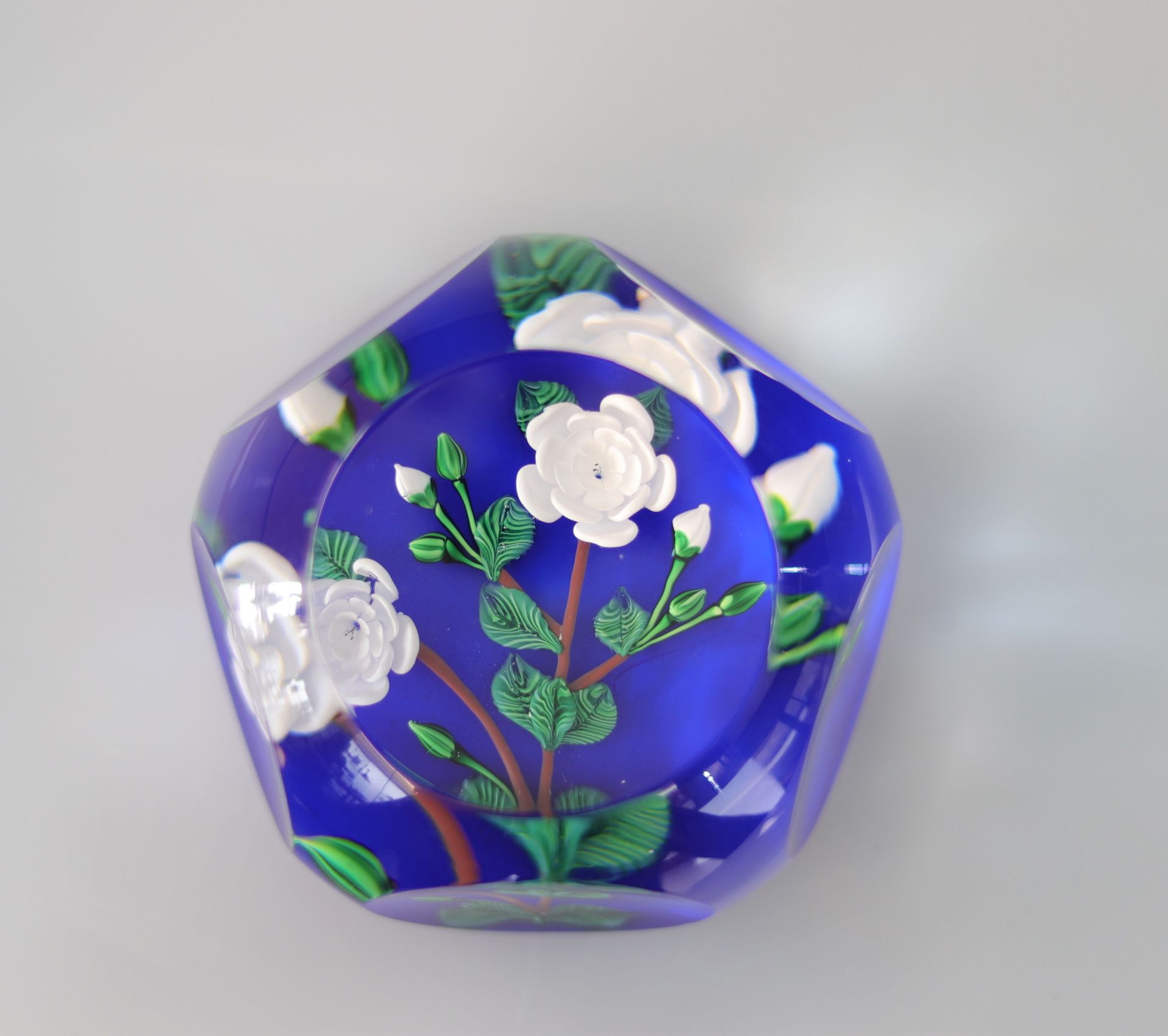 Saint-Louis paperweight 1991-104/250, two white roses and 8 buttons,