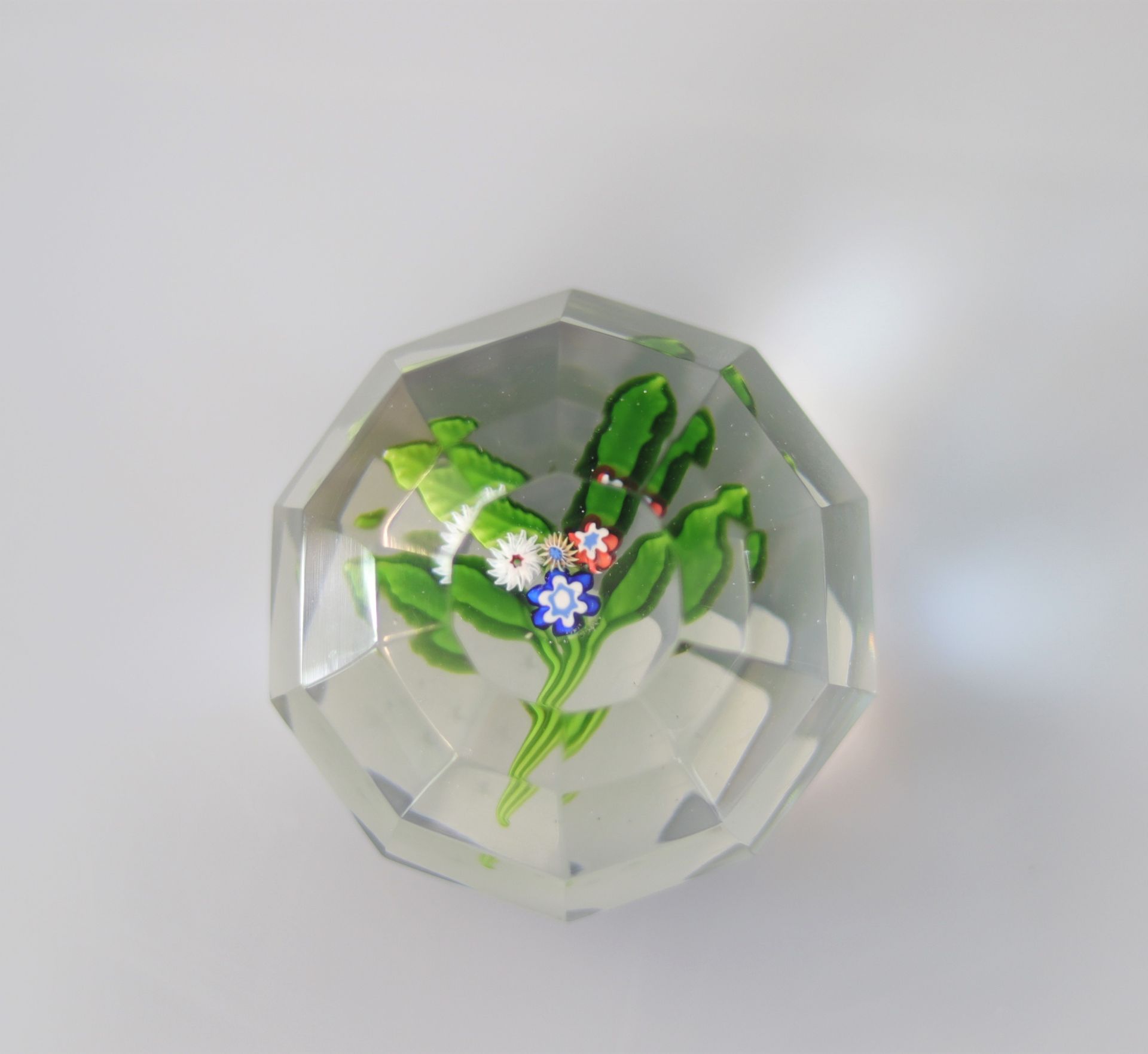 Saint-Louis 19th century paperweight, 4 leaves and 4 flowers, 41 facets