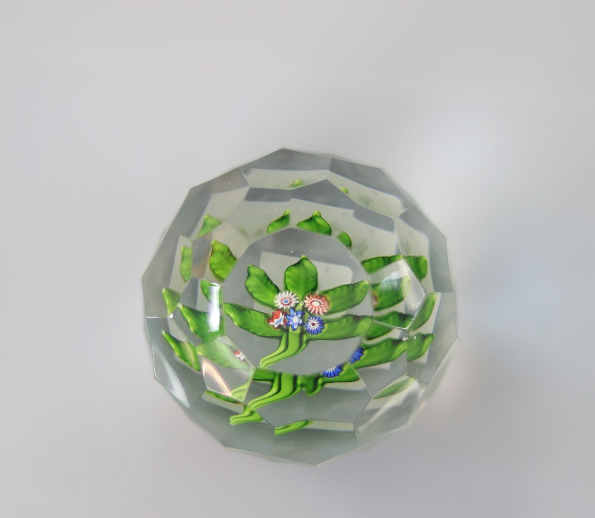 Saint-Louis 19th century paperweight, 5 leaves and 5 florets, 41 facets