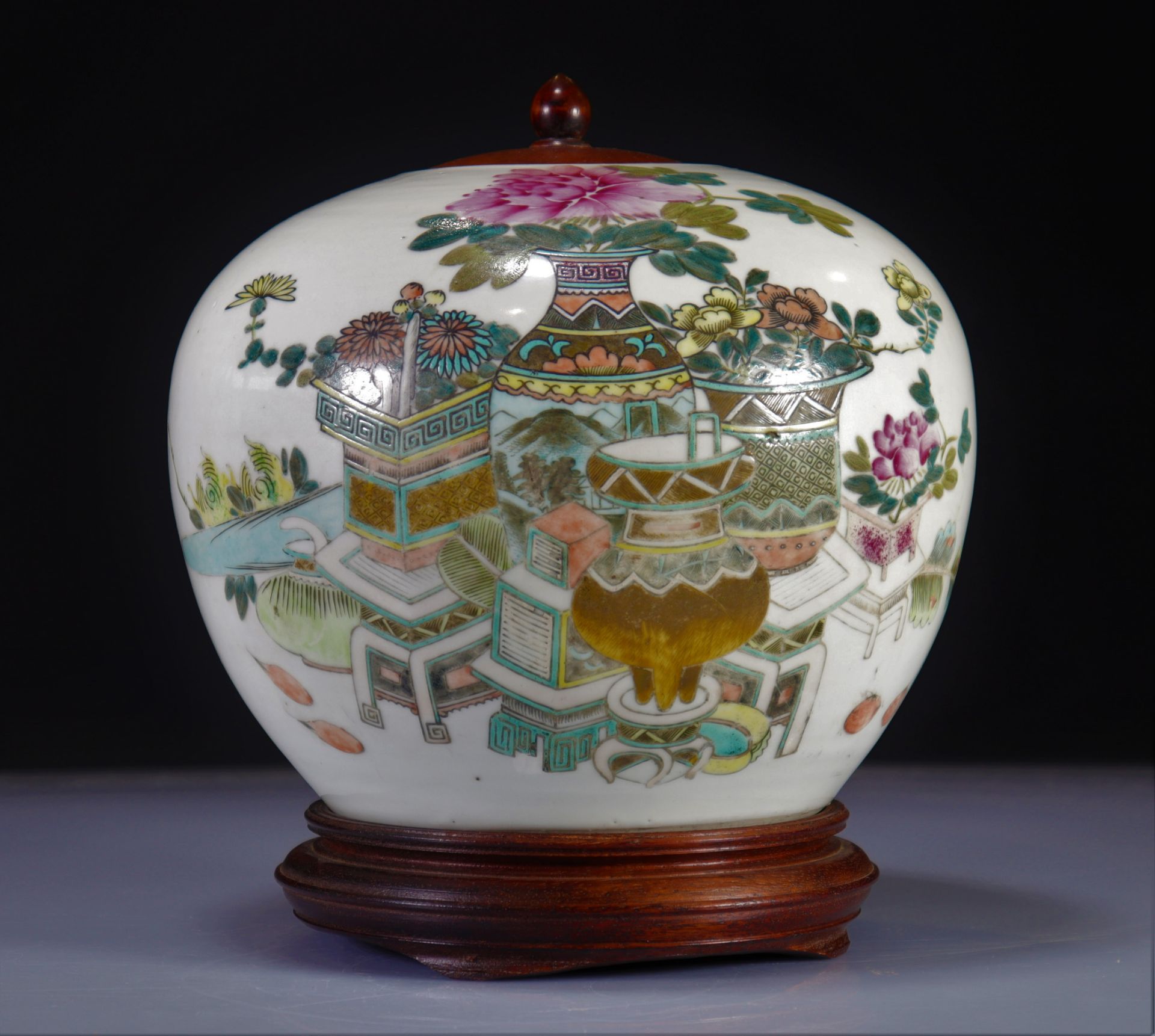 Potiche covered in Chinese porcelain