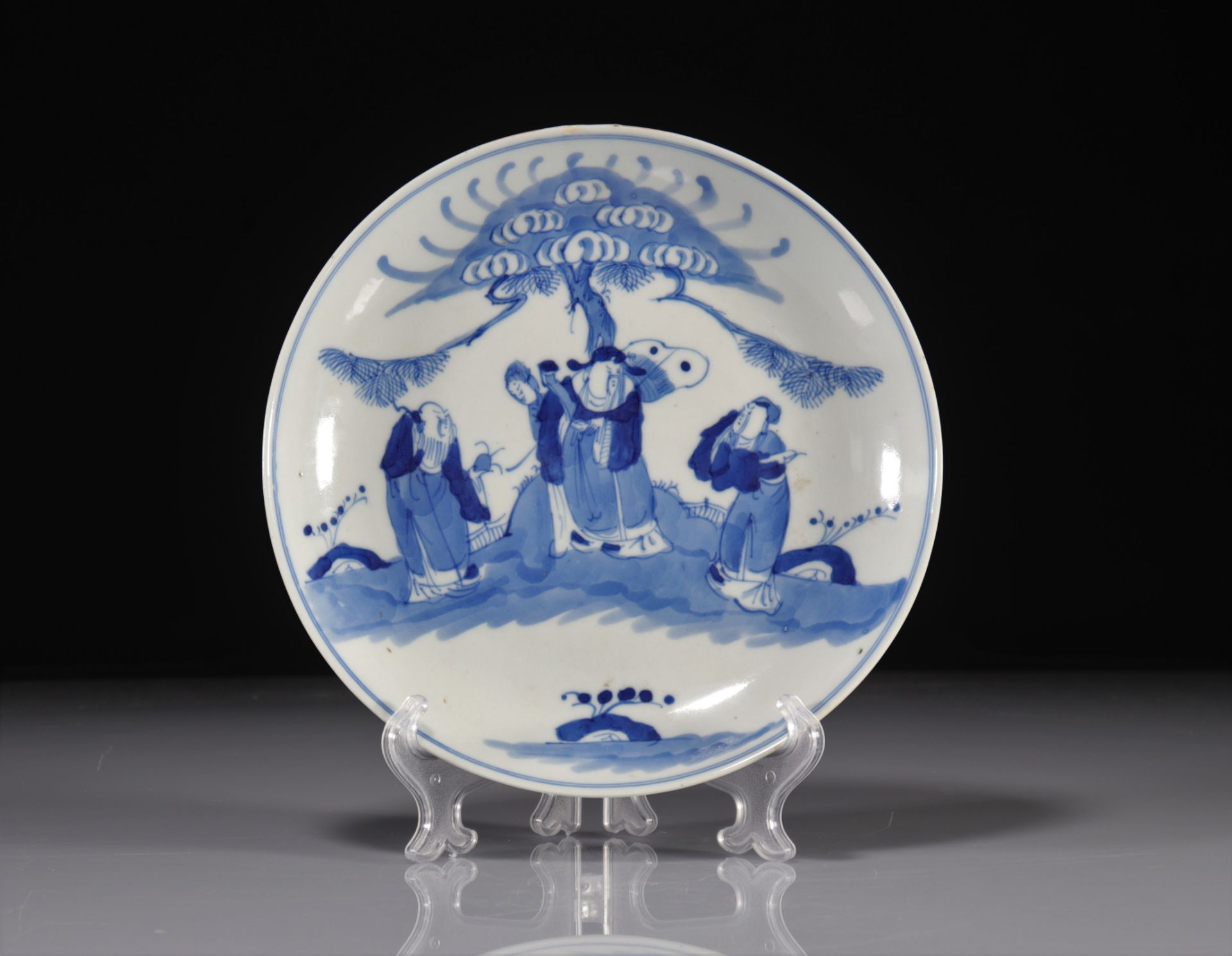 blanc-bleu Chinese plate decorated with characters
