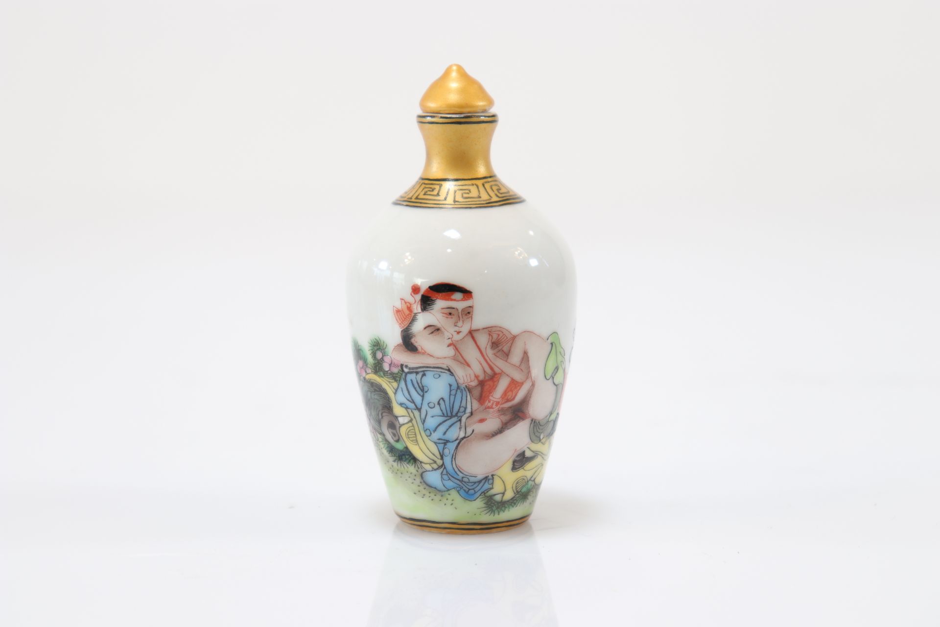 Chinese porcelain snuffbox with erotic decor