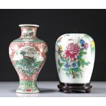 Lot of 2 Chinese porcelain vases