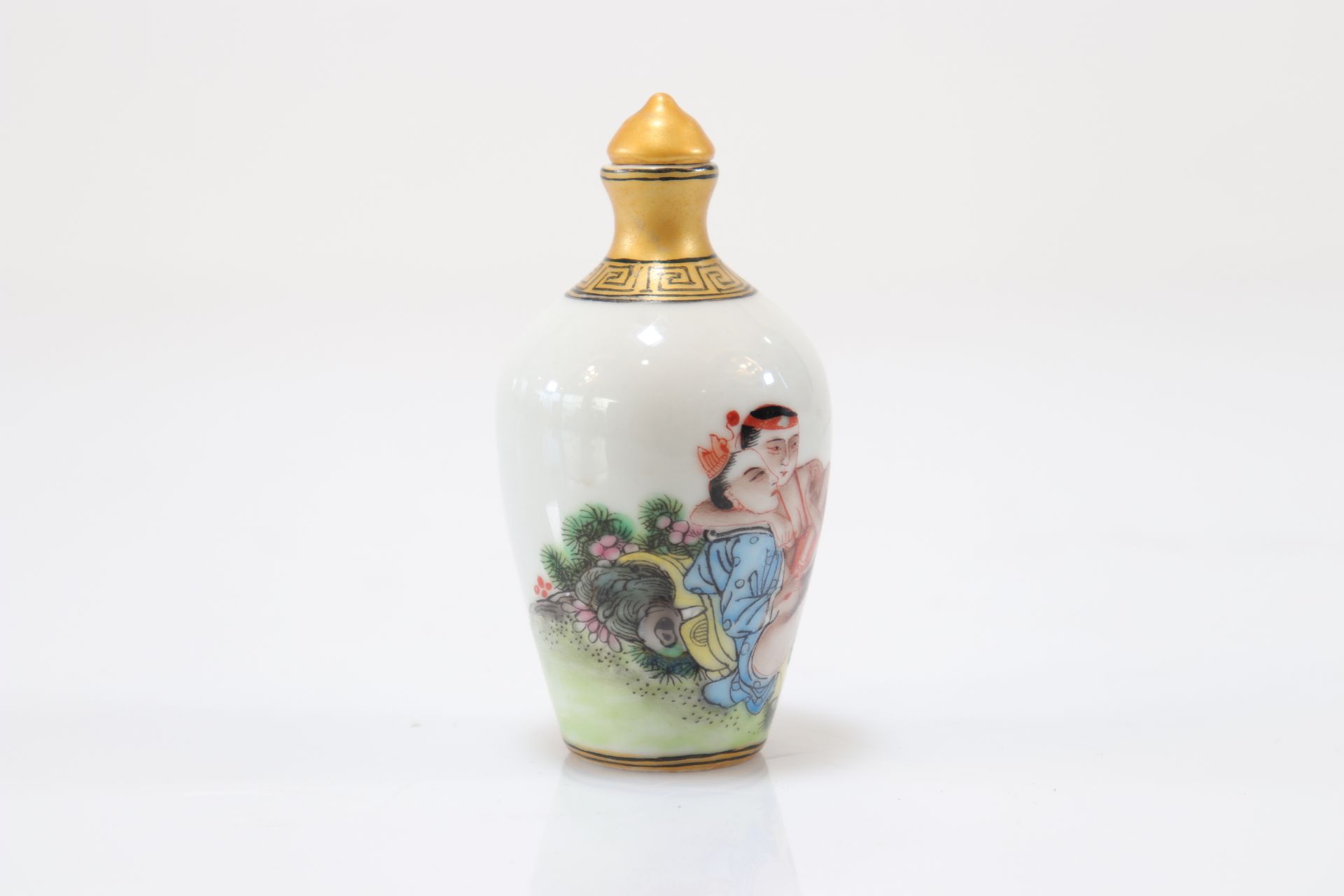 Chinese porcelain snuffbox with erotic decor - Image 2 of 4
