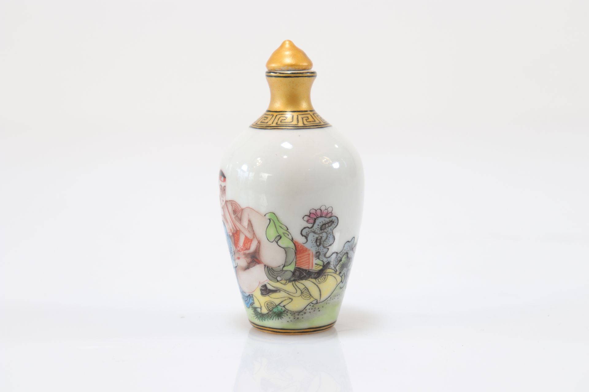 Chinese porcelain snuffbox with erotic decor - Image 3 of 4