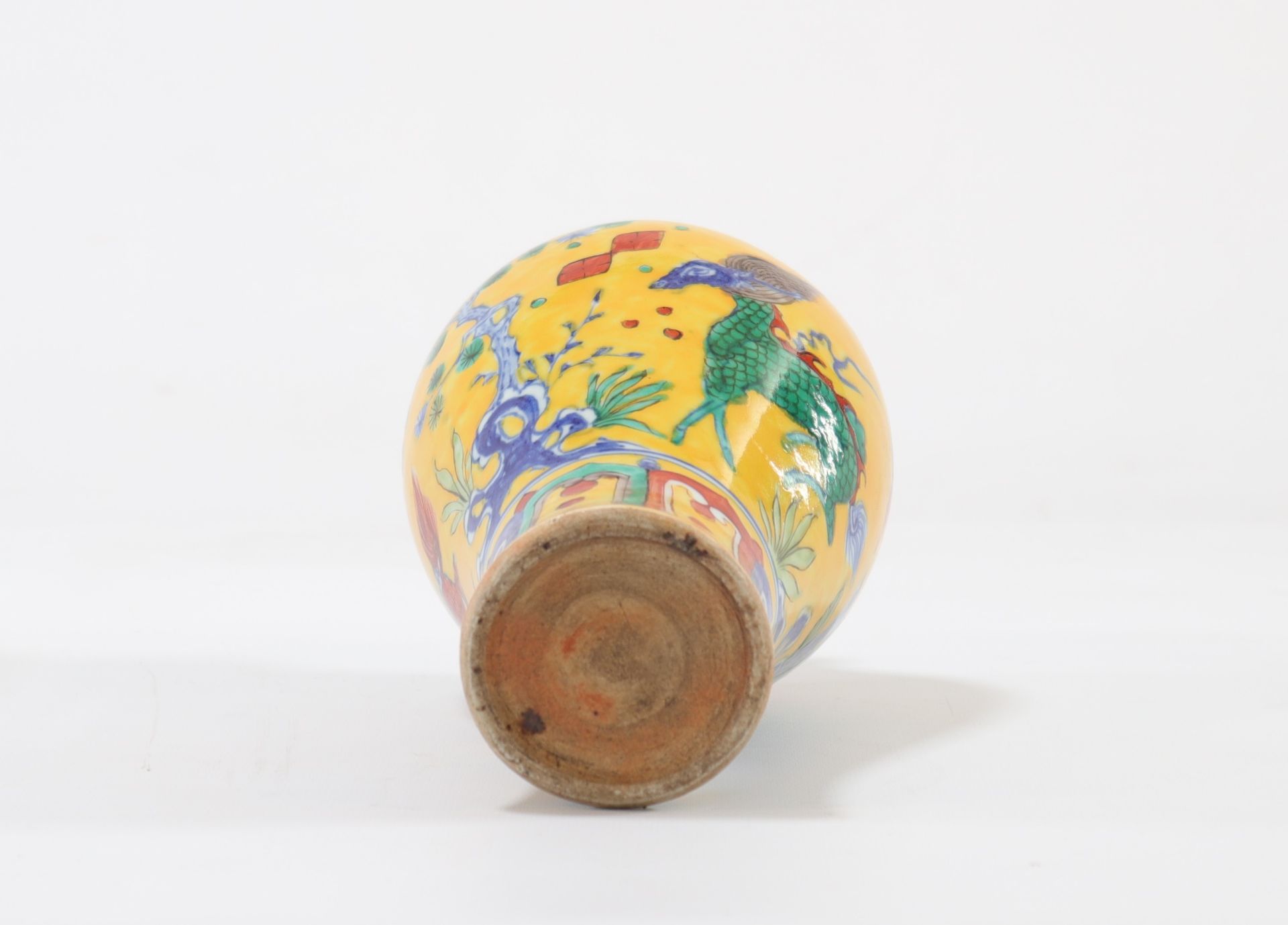 Meiping vase with dragon decoration on a yellow background - Image 5 of 5
