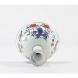 Bowl on foot in Chinese porcelain decorated with roosters and hens