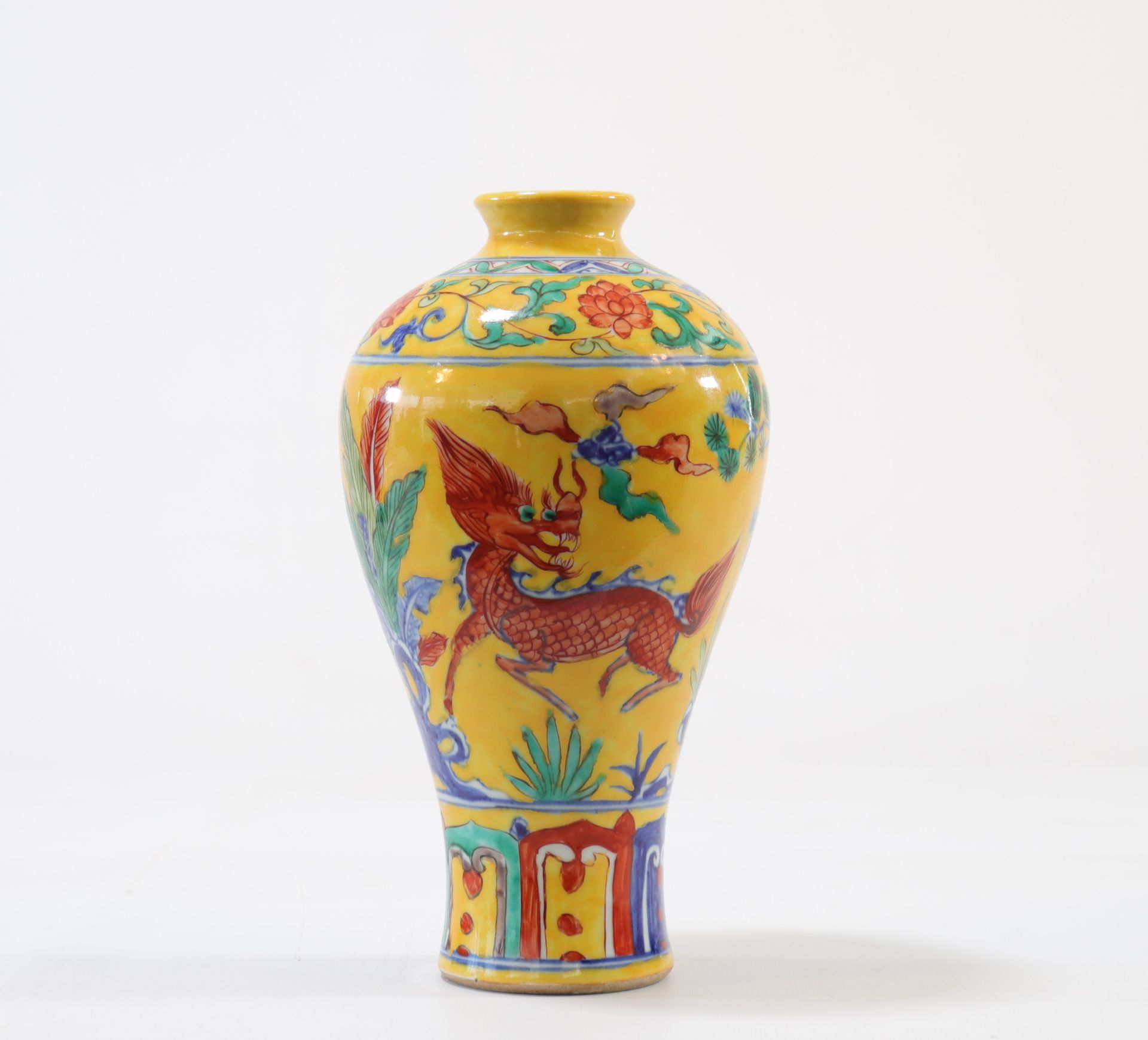 Meiping vase with dragon decoration on a yellow background - Image 3 of 5