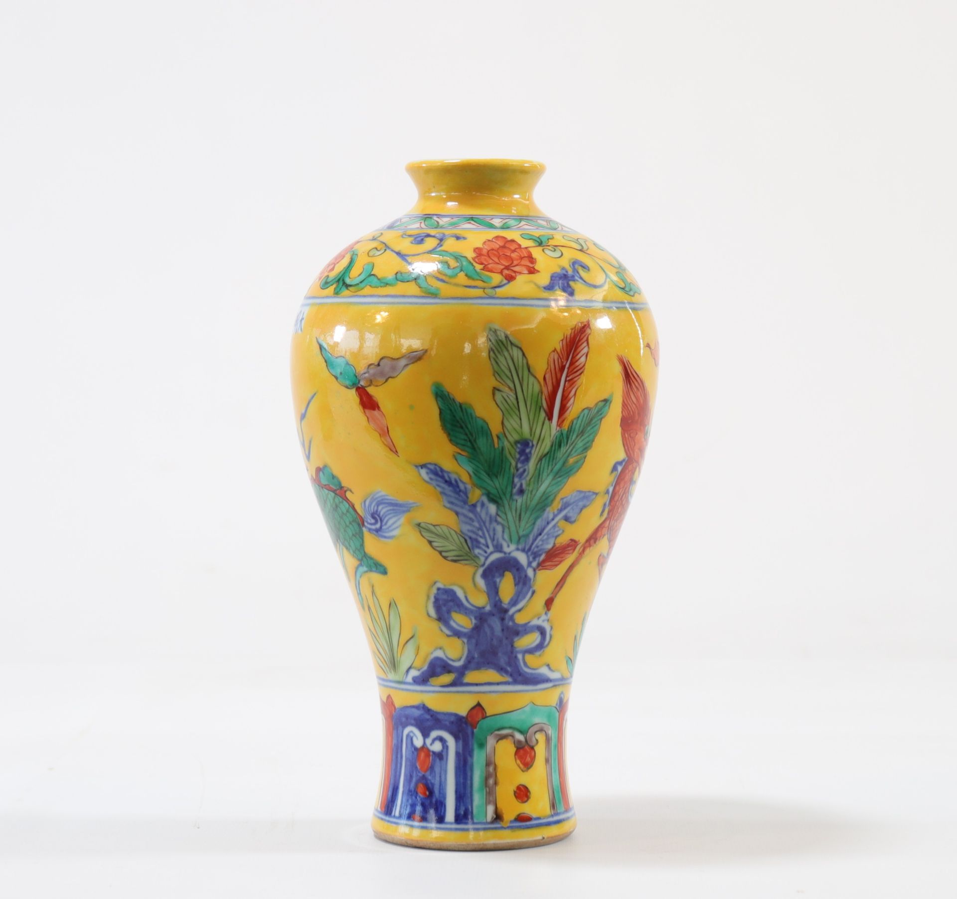 Meiping vase with dragon decoration on a yellow background - Image 4 of 5