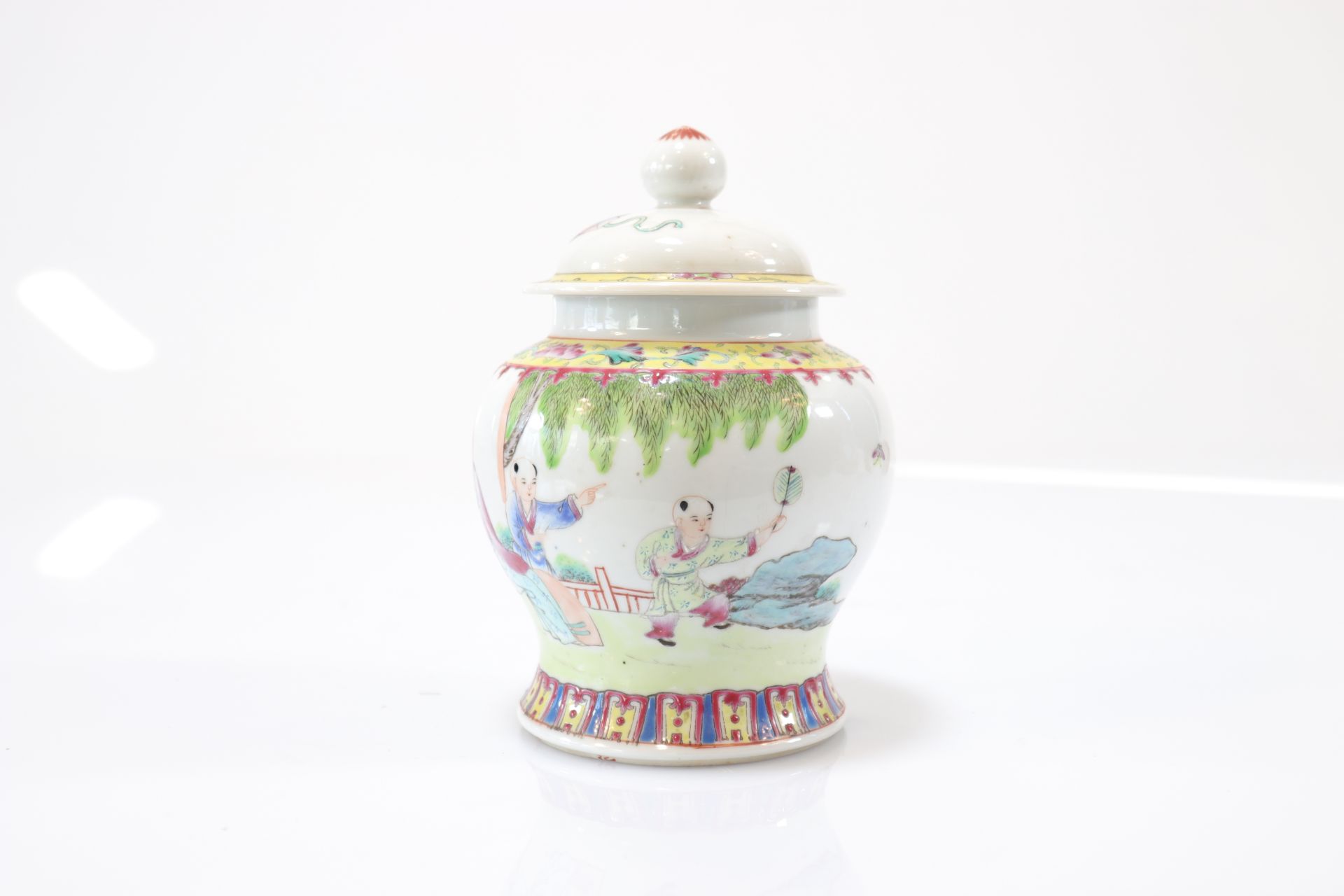 Covered potiche in porcelain from the Republic period - Image 2 of 4