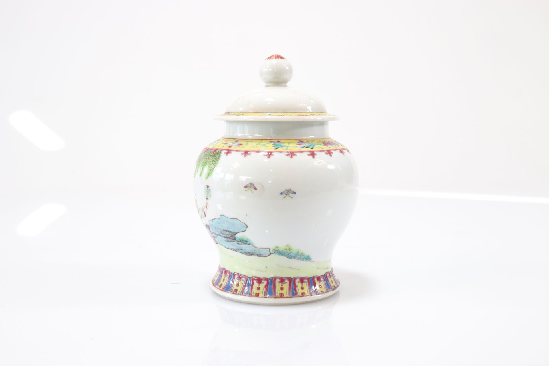 Covered potiche in porcelain from the Republic period
