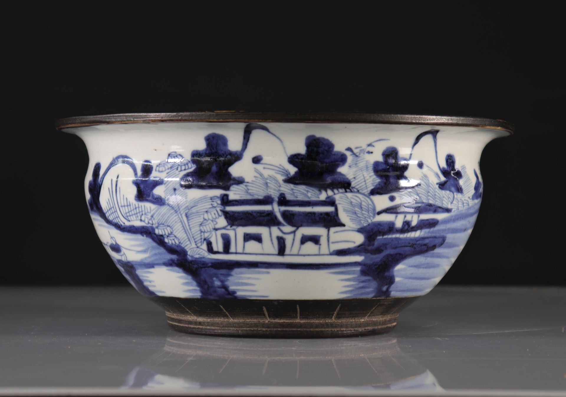blanc-bleu porcelain basin for Vietnam