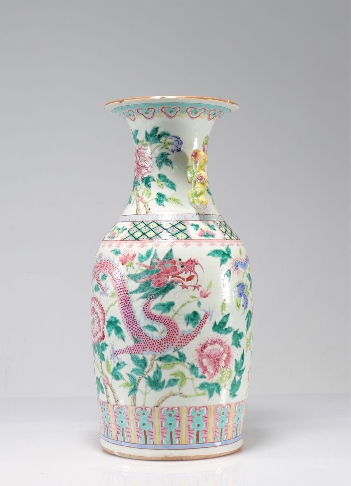 Porcelain vase of the pink family decorated with 19th century dragons - Image 2 of 6
