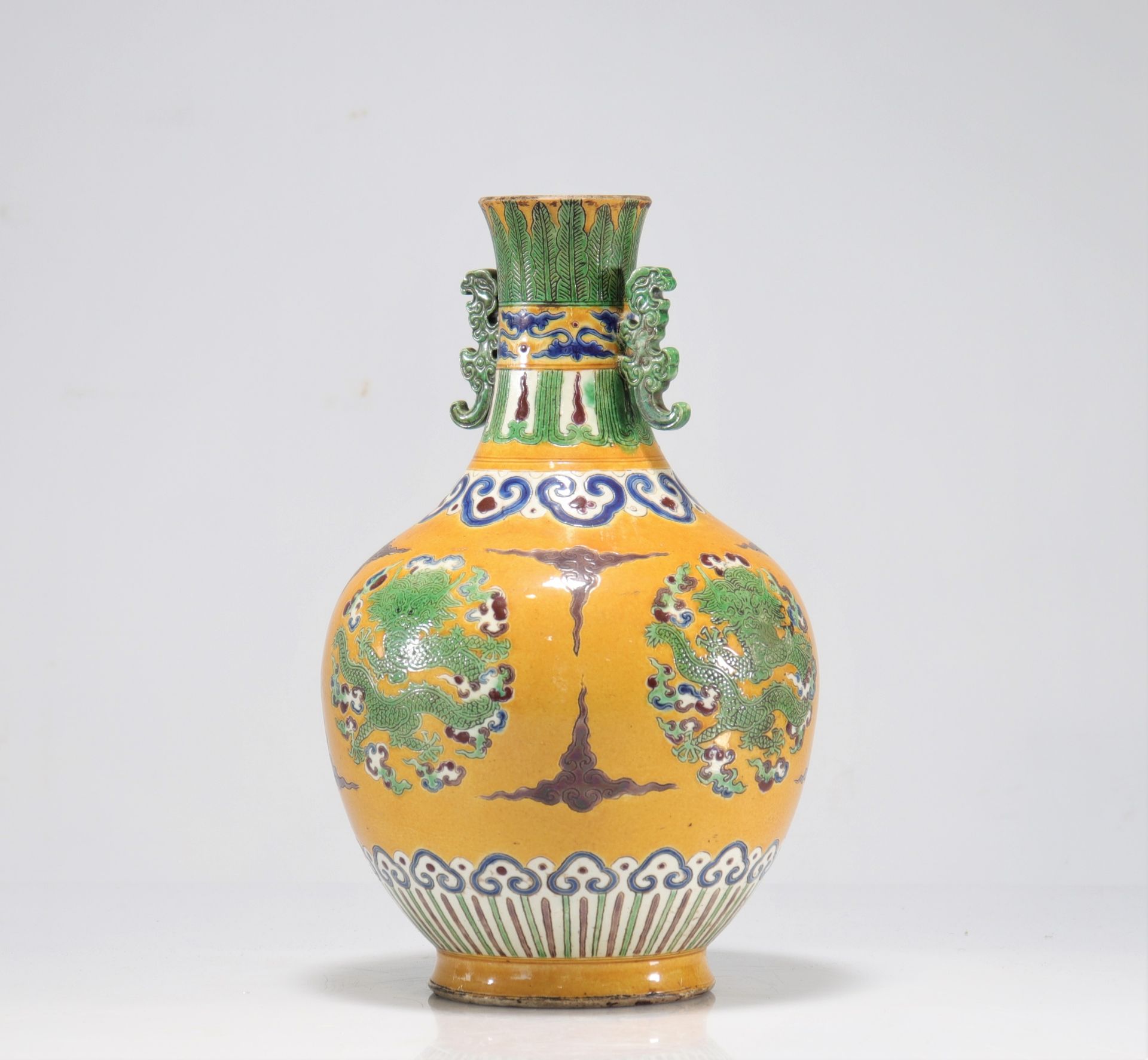 Glazed sandstone vase with yellow background decorated with imperial dragons - Image 2 of 6