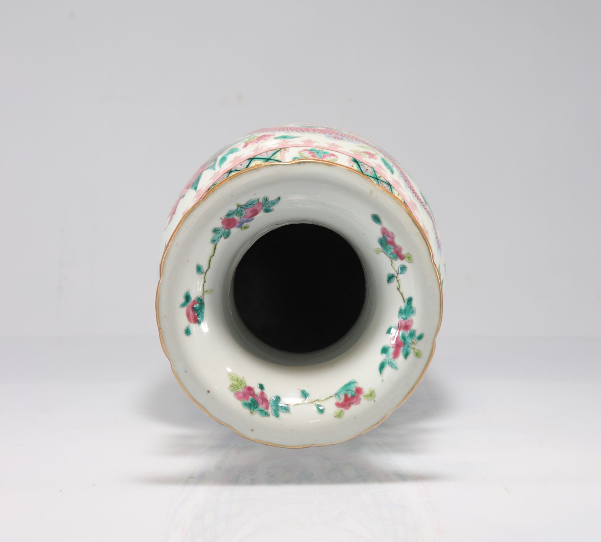 Porcelain vase of the pink family decorated with 19th century dragons - Image 5 of 6