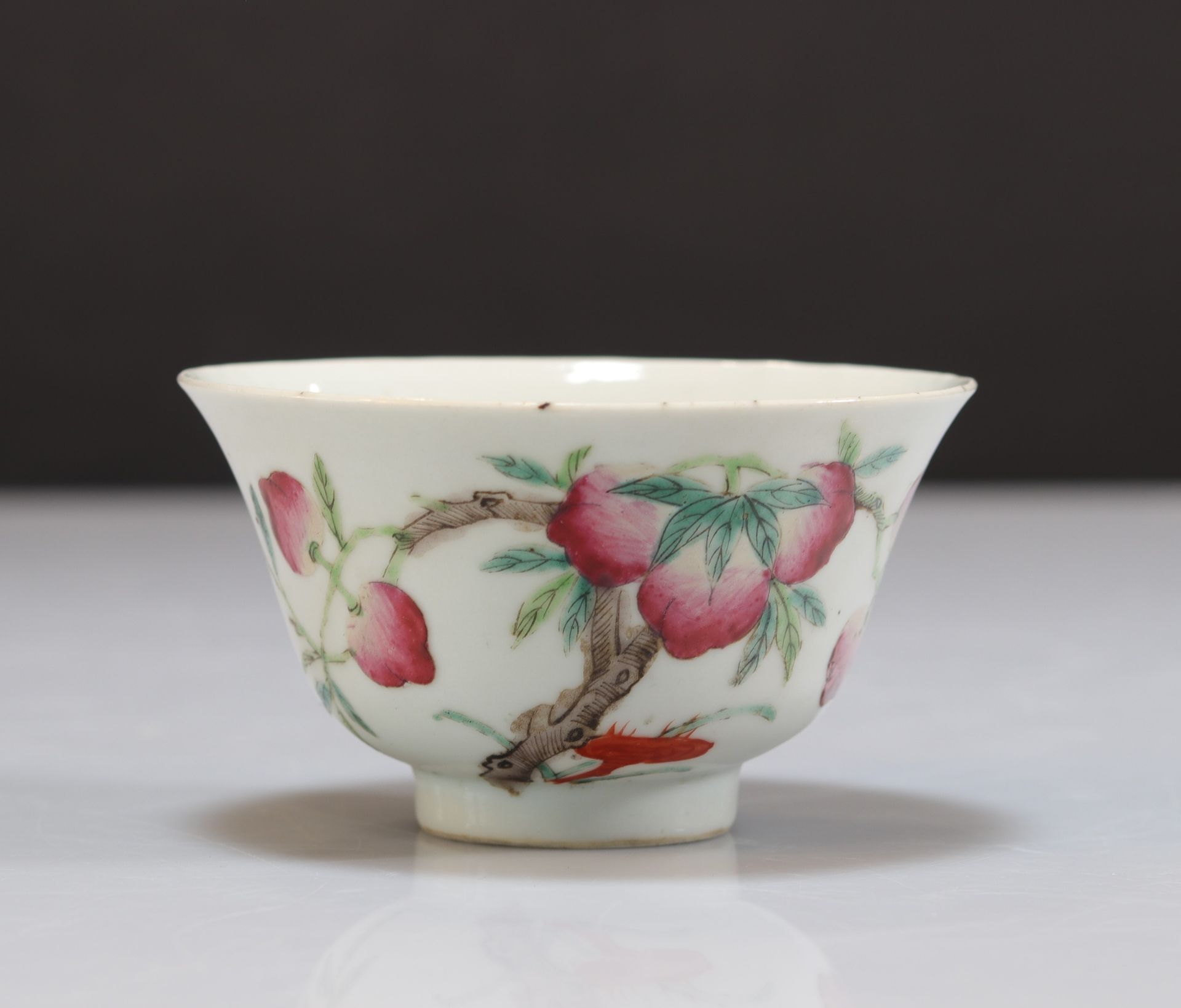 Porcelain bowl of the "famille rose" decorated with peaches