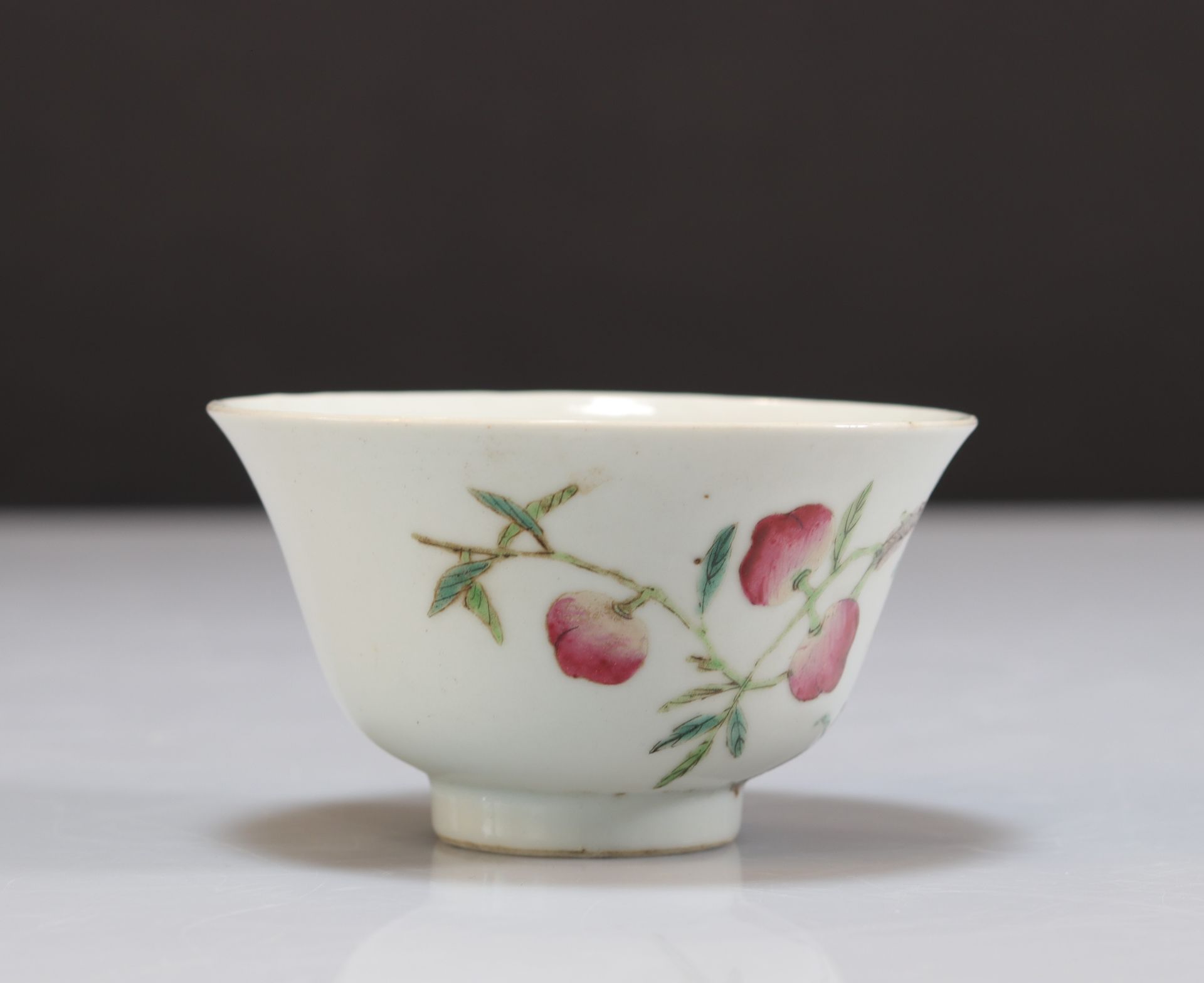 Porcelain bowl of the "famille rose" decorated with peaches - Bild 4 aus 6