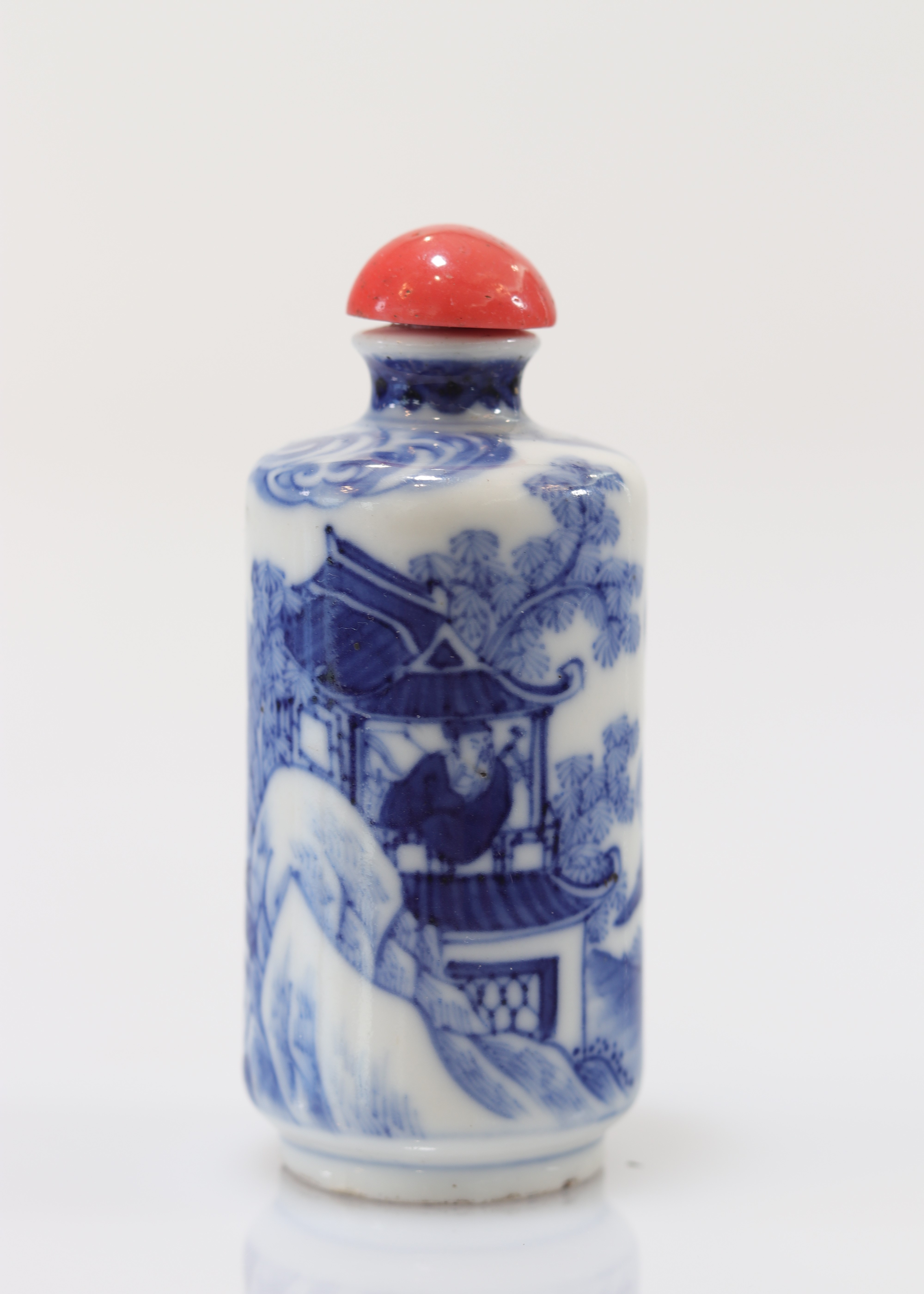 "blanc-bleu" porcelain snuff bottle decorated with Qing period characters - Image 3 of 5