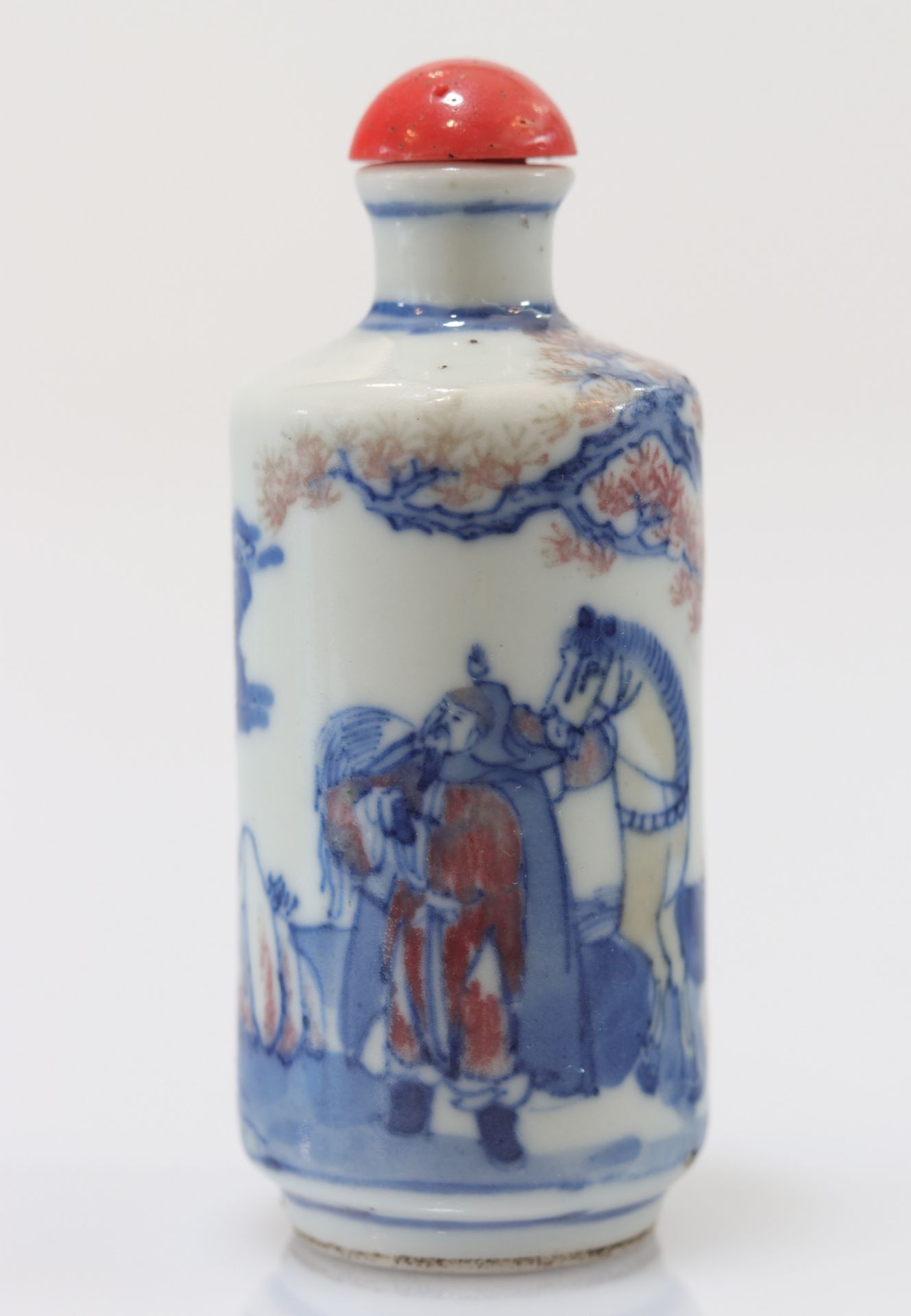 White blue and iron red porcelain snuff bottle decorated with Qing period characters - Image 5 of 8